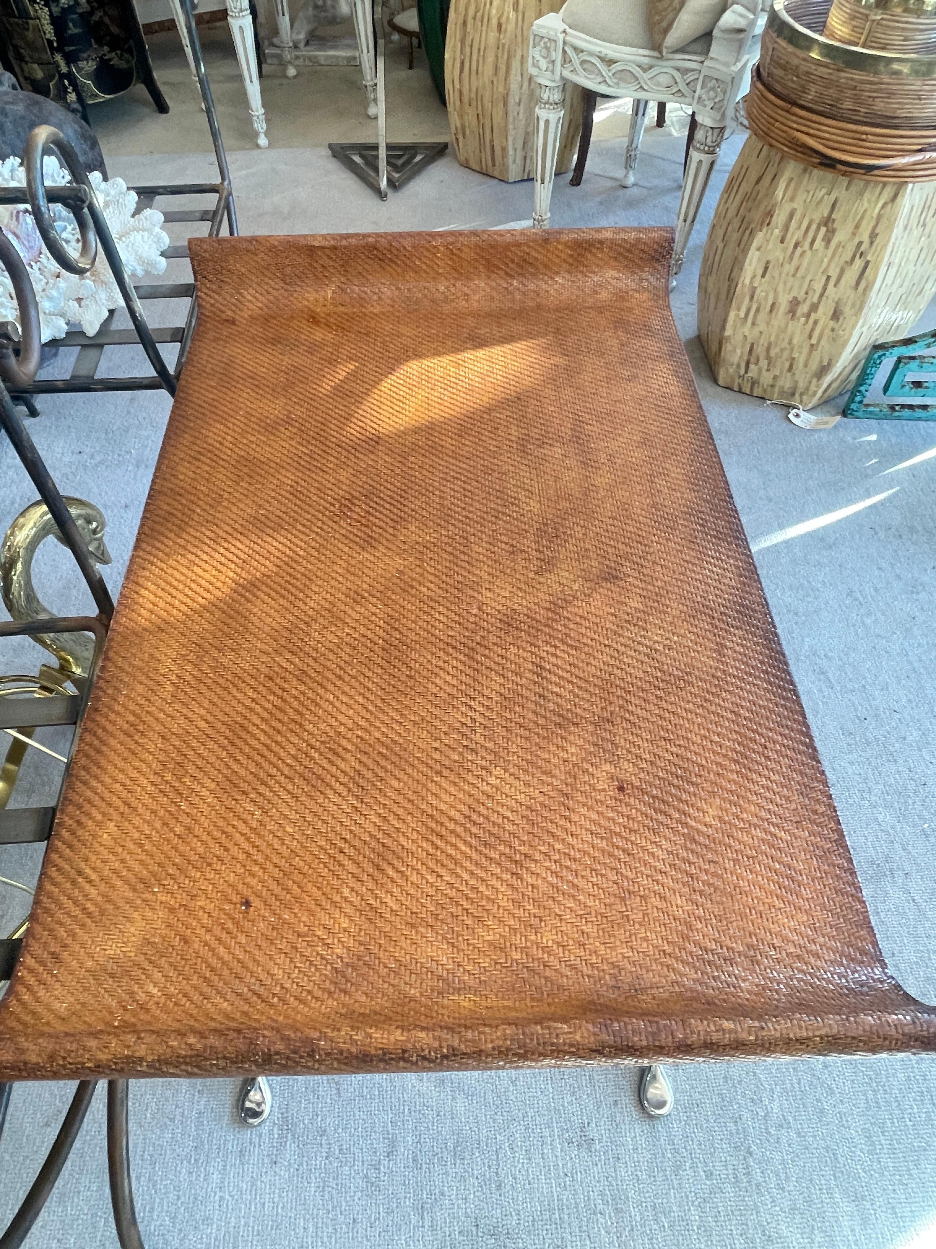 Acciaio Tavolino da caffè del Mid Century con piano a trama intrecciata e base a X in acciaio lucido, Italia in vendita