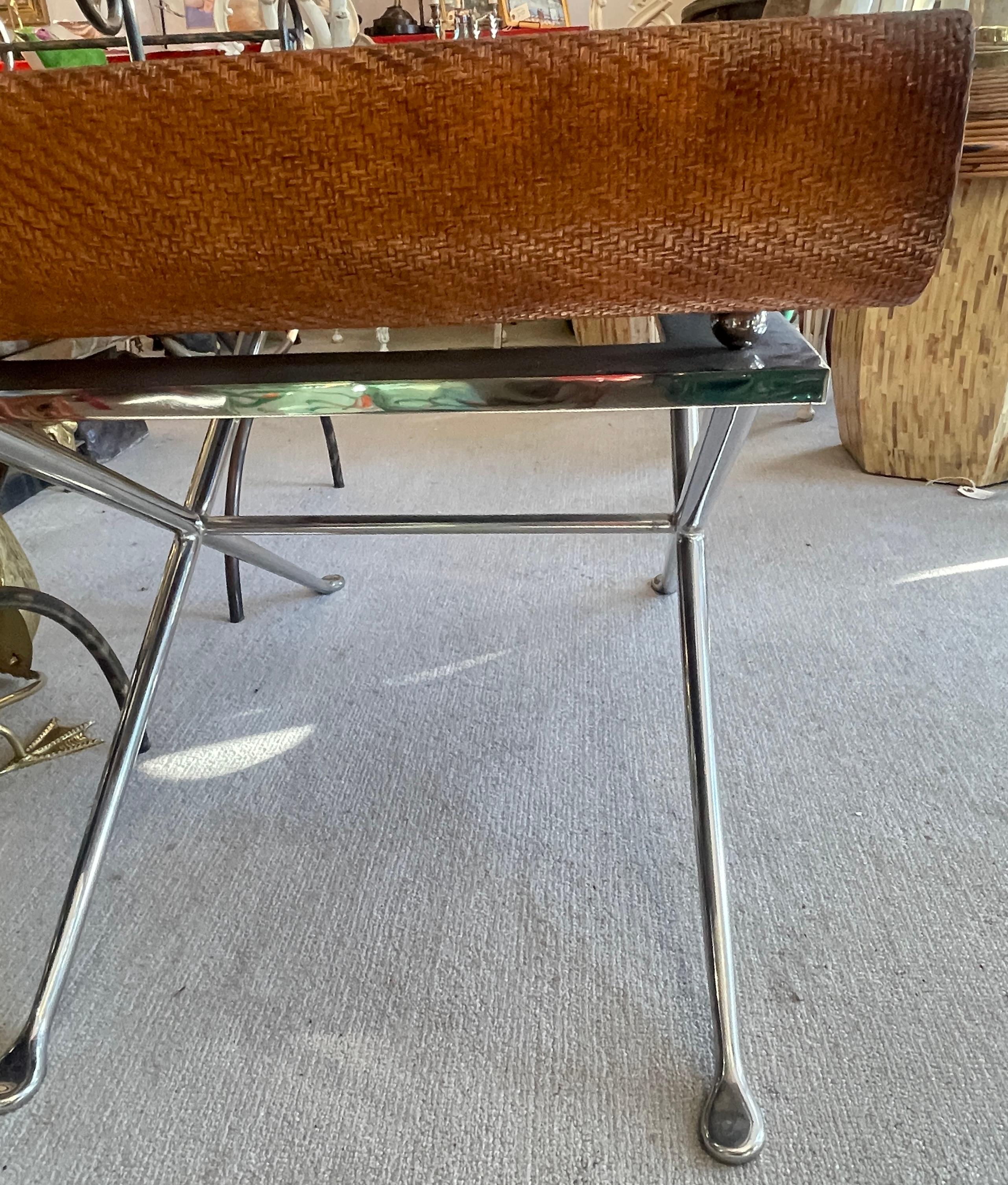 Tavolino da caffè del Mid Century con piano a trama intrecciata e base a X in acciaio lucido, Italia in vendita 1