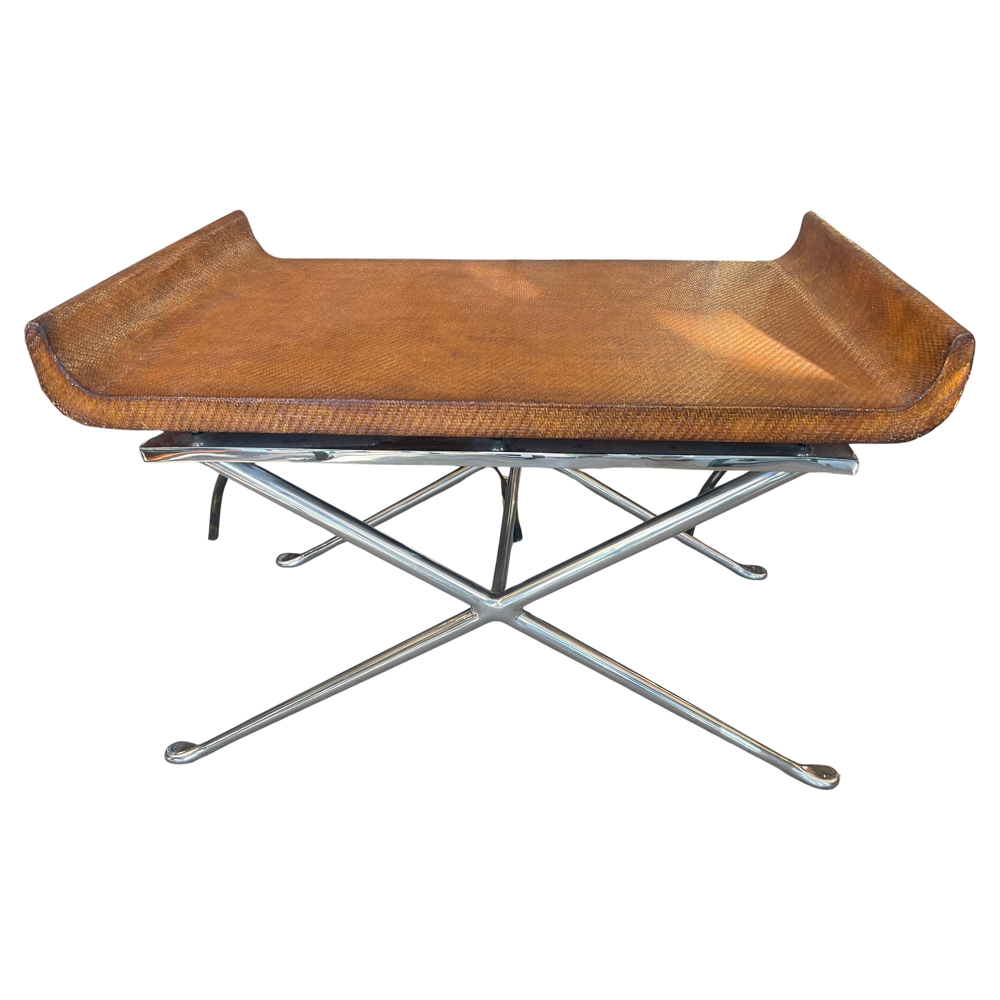 Tavolino da caffè del Mid Century con piano a trama intrecciata e base a X in acciaio lucido, Italia in vendita