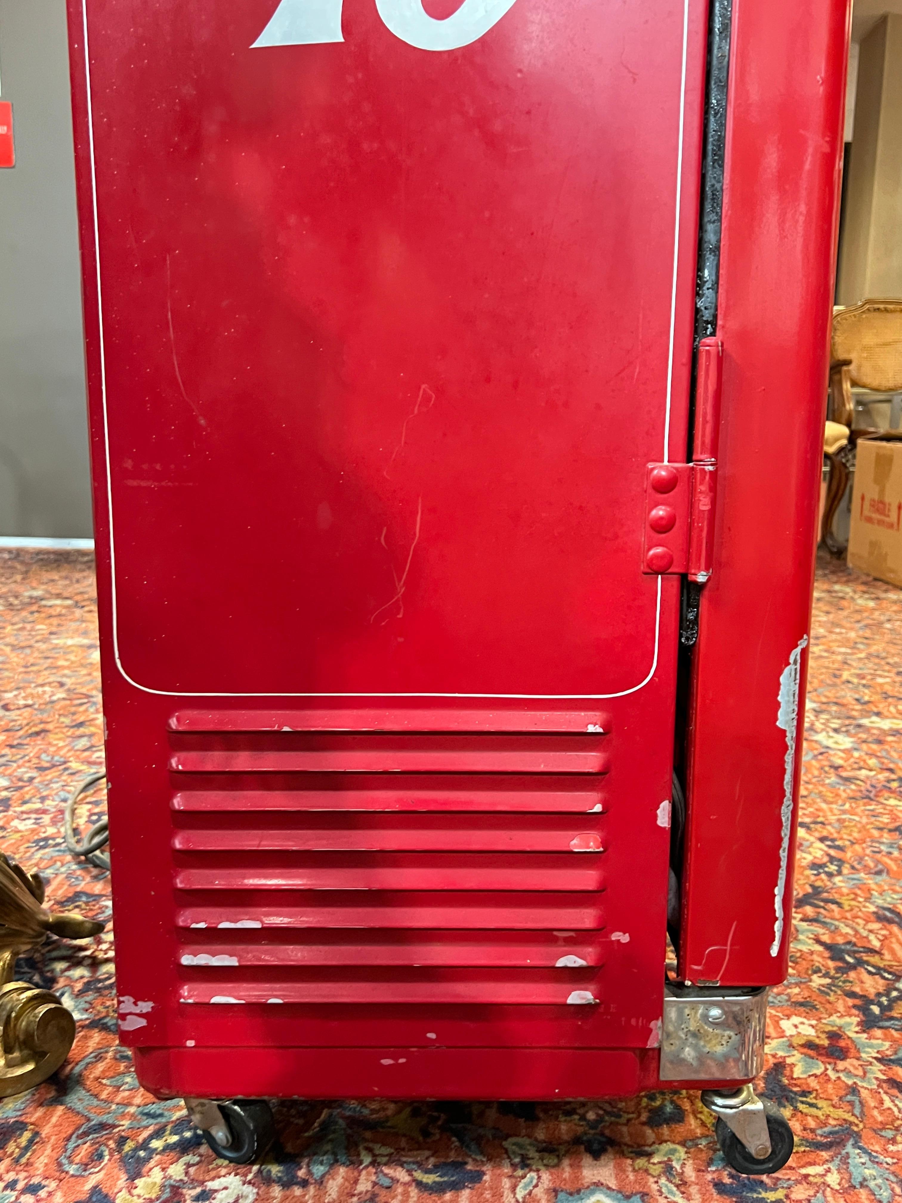 Coca-Cola di metà secolo Coca-Cola Cavalier 72 Distributore automatico Circa 1960 in vendita 3