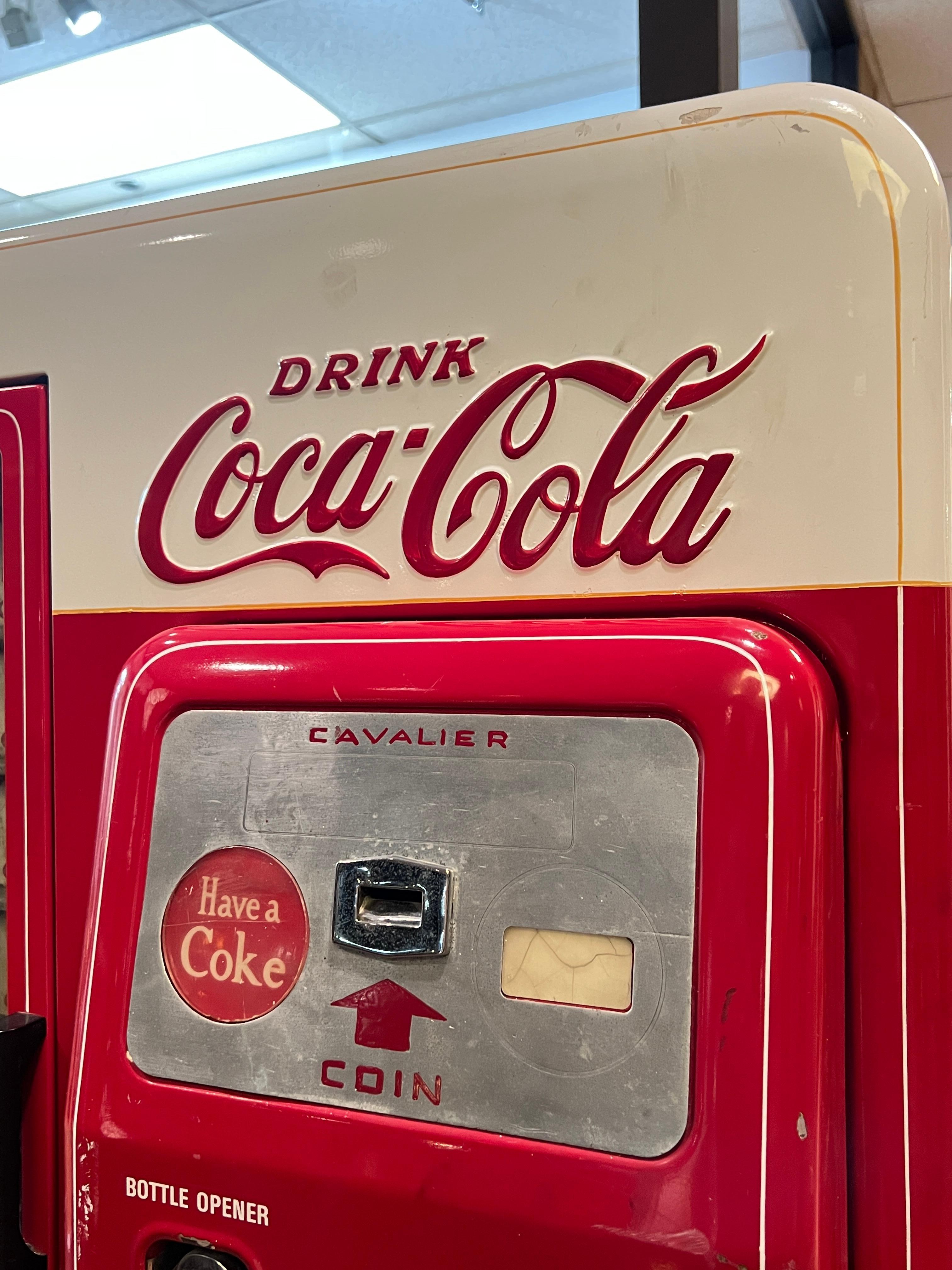 Coca-Cola di metà secolo Coca-Cola Cavalier 72 Distributore automatico Circa 1960 in vendita 4