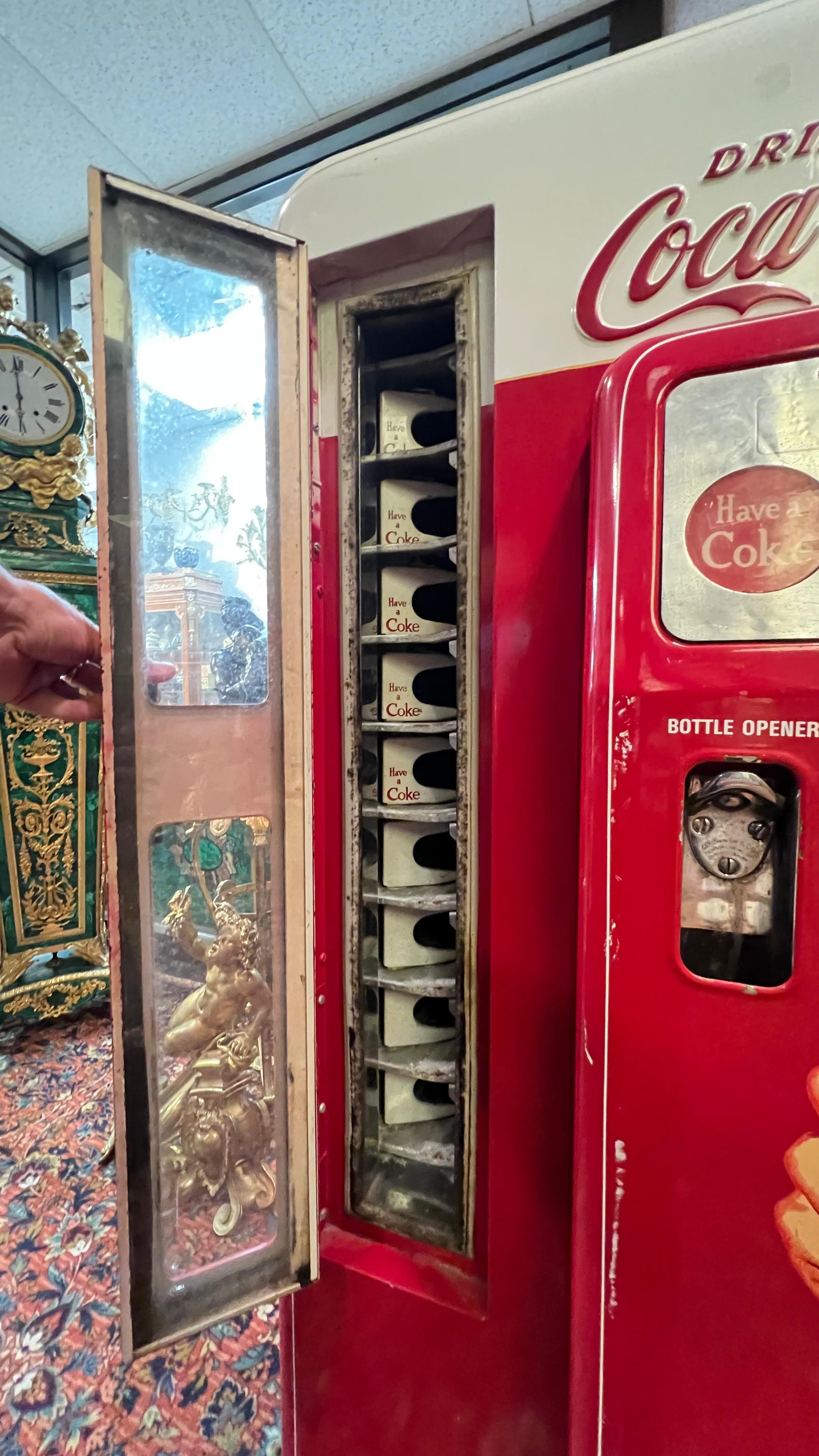 Coca-Cola di metà secolo Coca-Cola Cavalier 72 Distributore automatico Circa 1960 in vendita 5