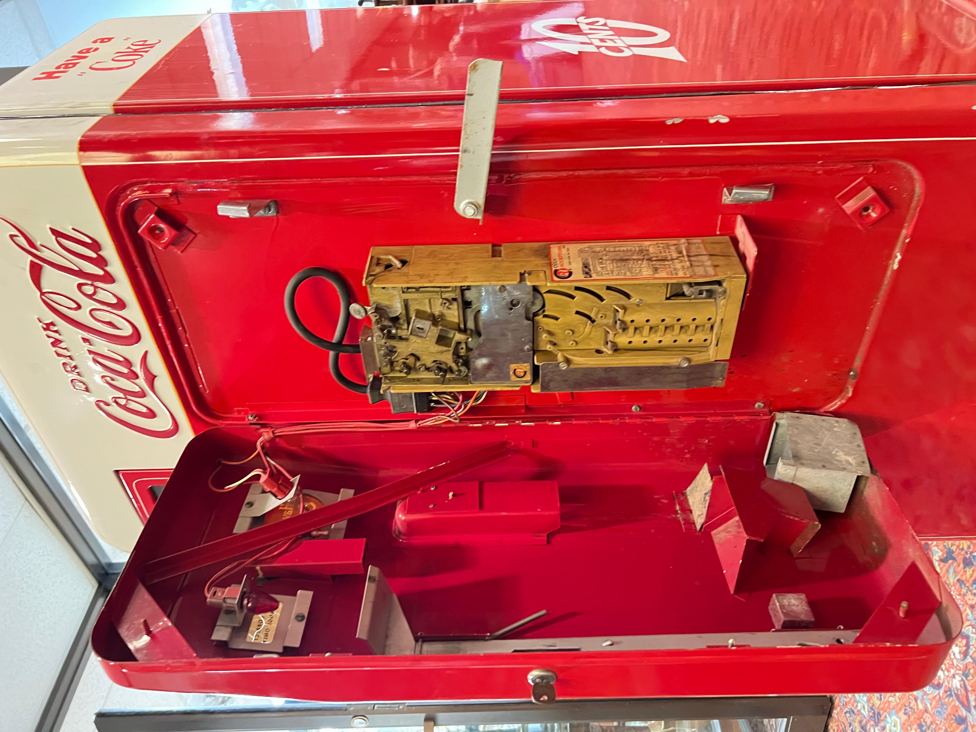 Coca-Cola di metà secolo Coca-Cola Cavalier 72 Distributore automatico Circa 1960 in vendita 8