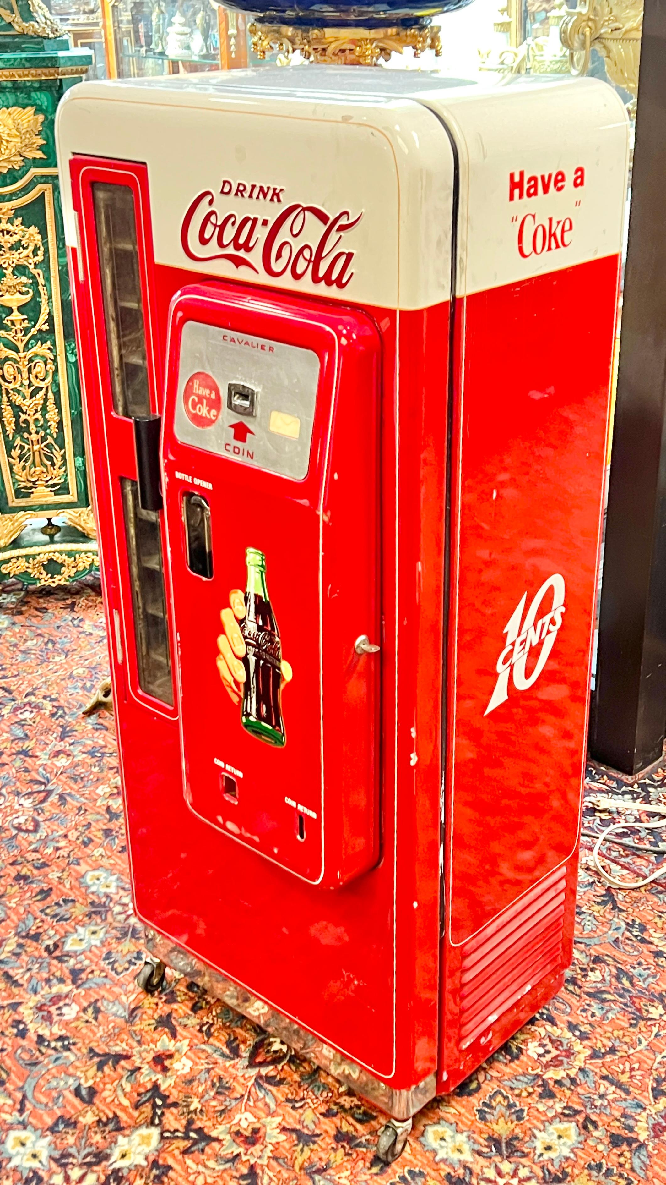 Mid-Century moderno Coca-Cola di metà secolo Coca-Cola Cavalier 72 Distributore automatico Circa 1960 in vendita