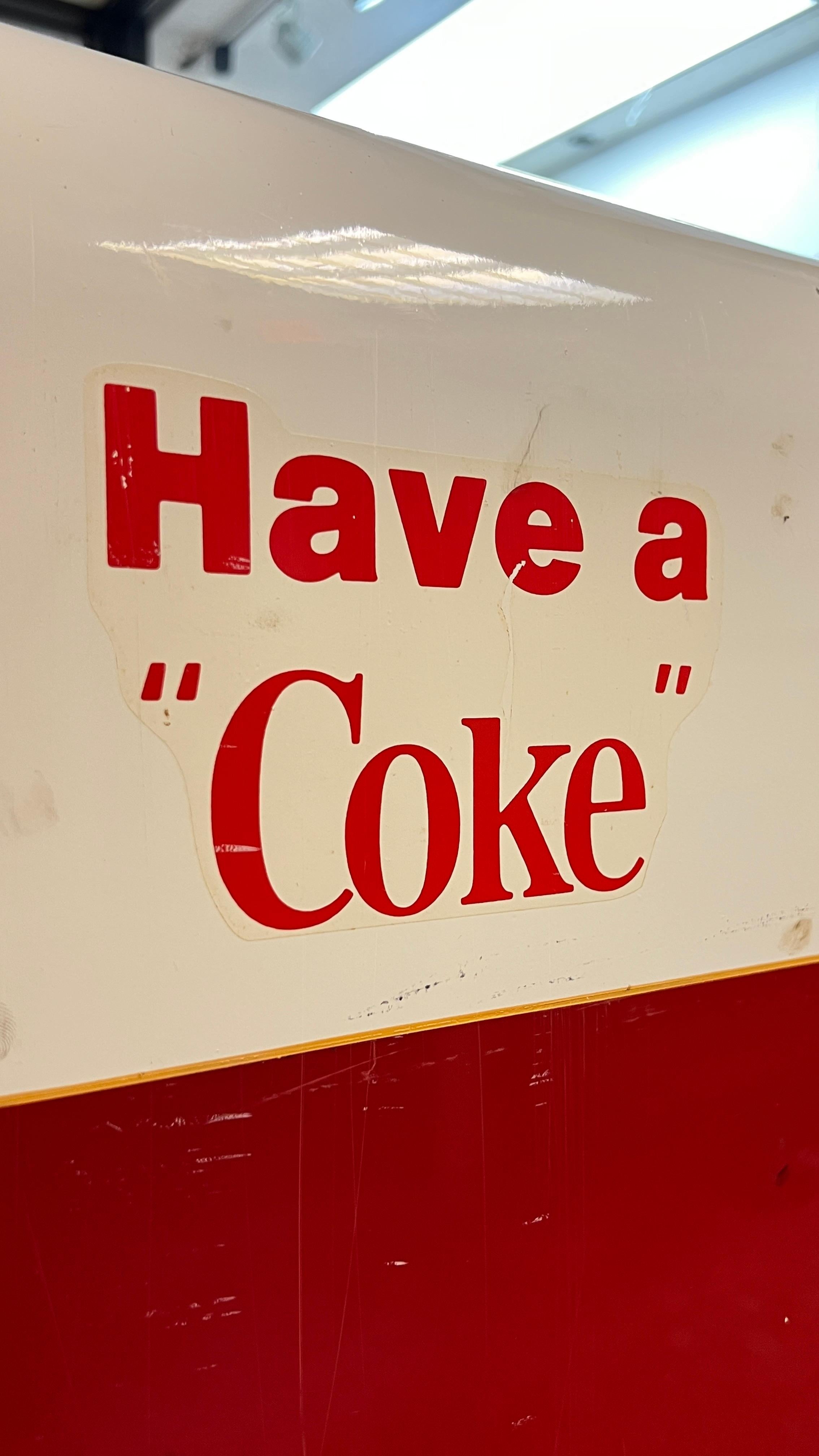 Americano Coca-Cola di metà secolo Coca-Cola Cavalier 72 Distributore automatico Circa 1960 in vendita