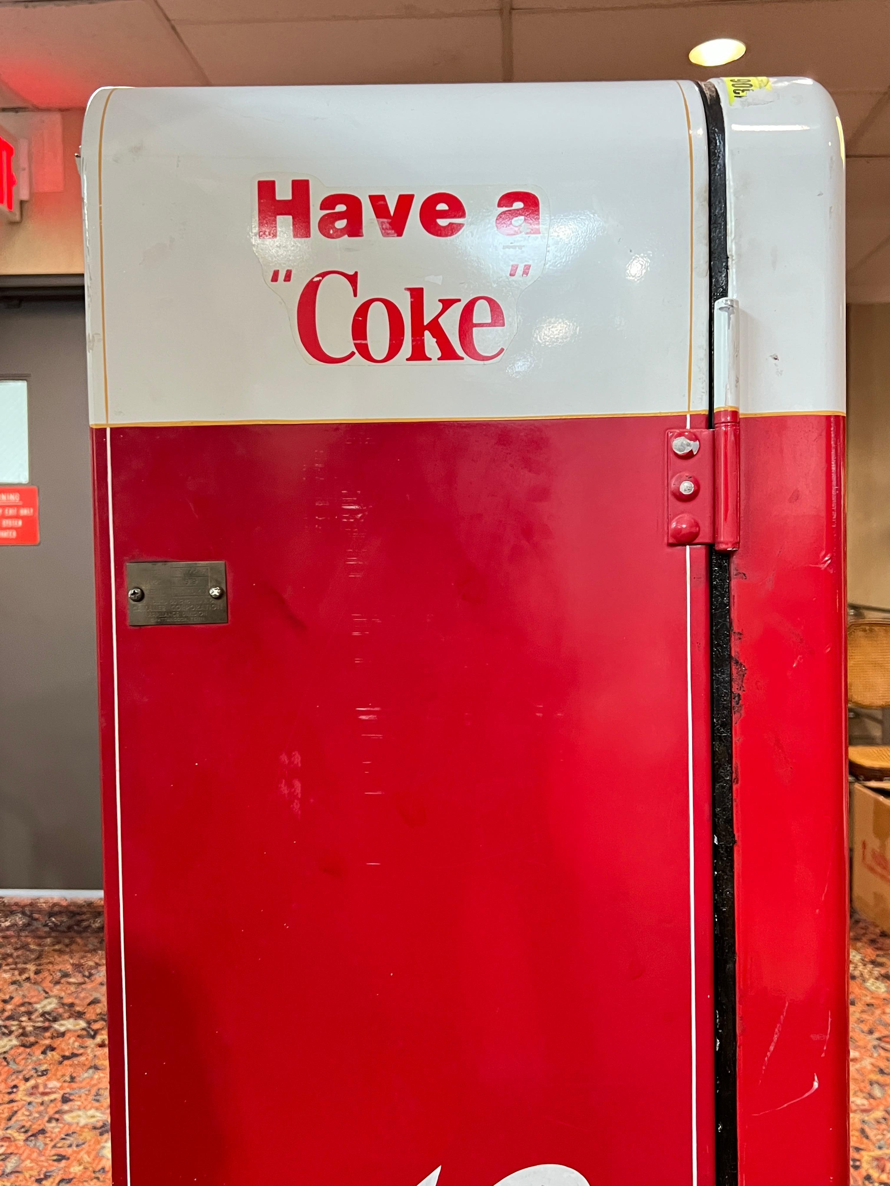 Coca-Cola di metà secolo Coca-Cola Cavalier 72 Distributore automatico Circa 1960 in vendita 2