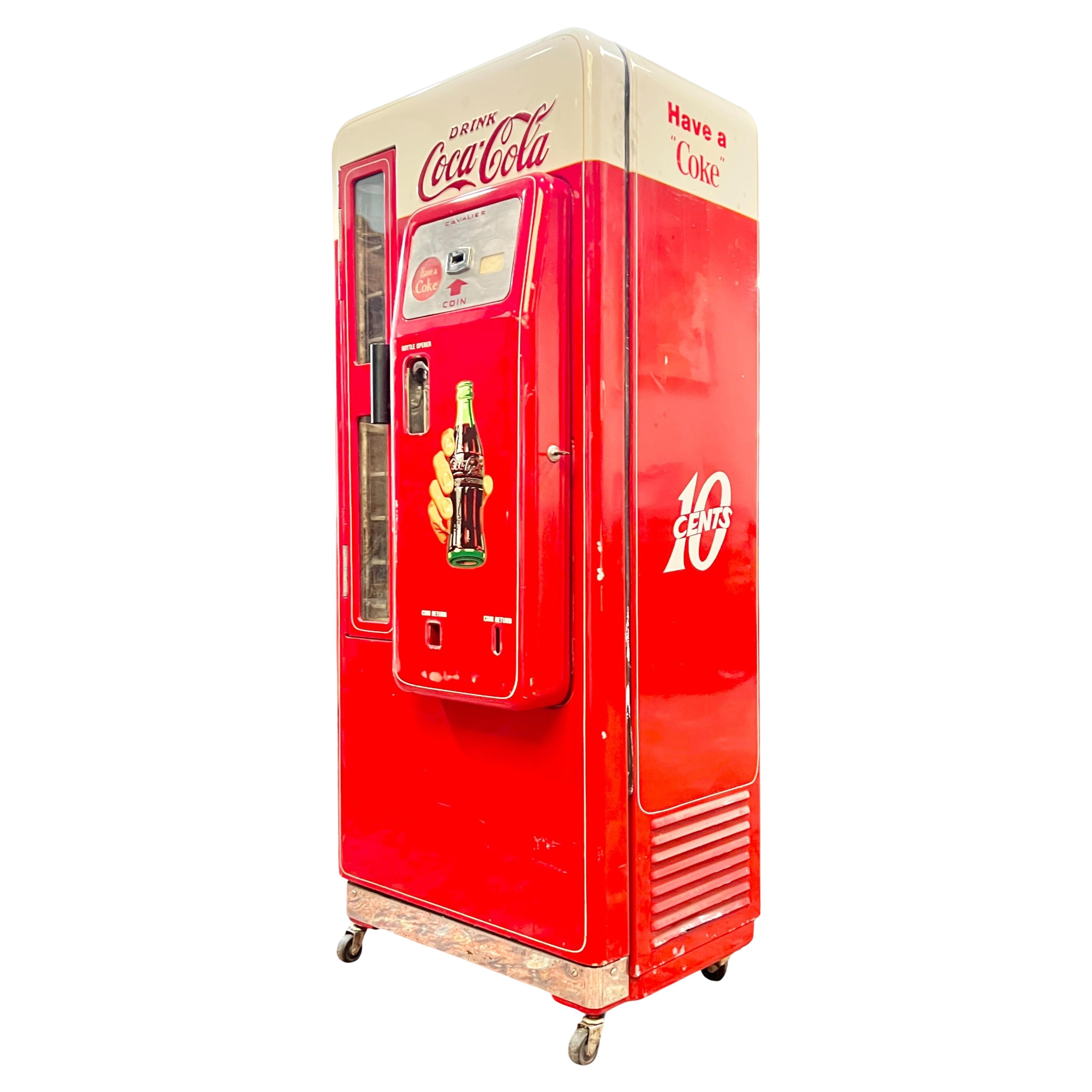 Coca-Cola di metà secolo Coca-Cola Cavalier 72 Distributore automatico Circa 1960 in vendita