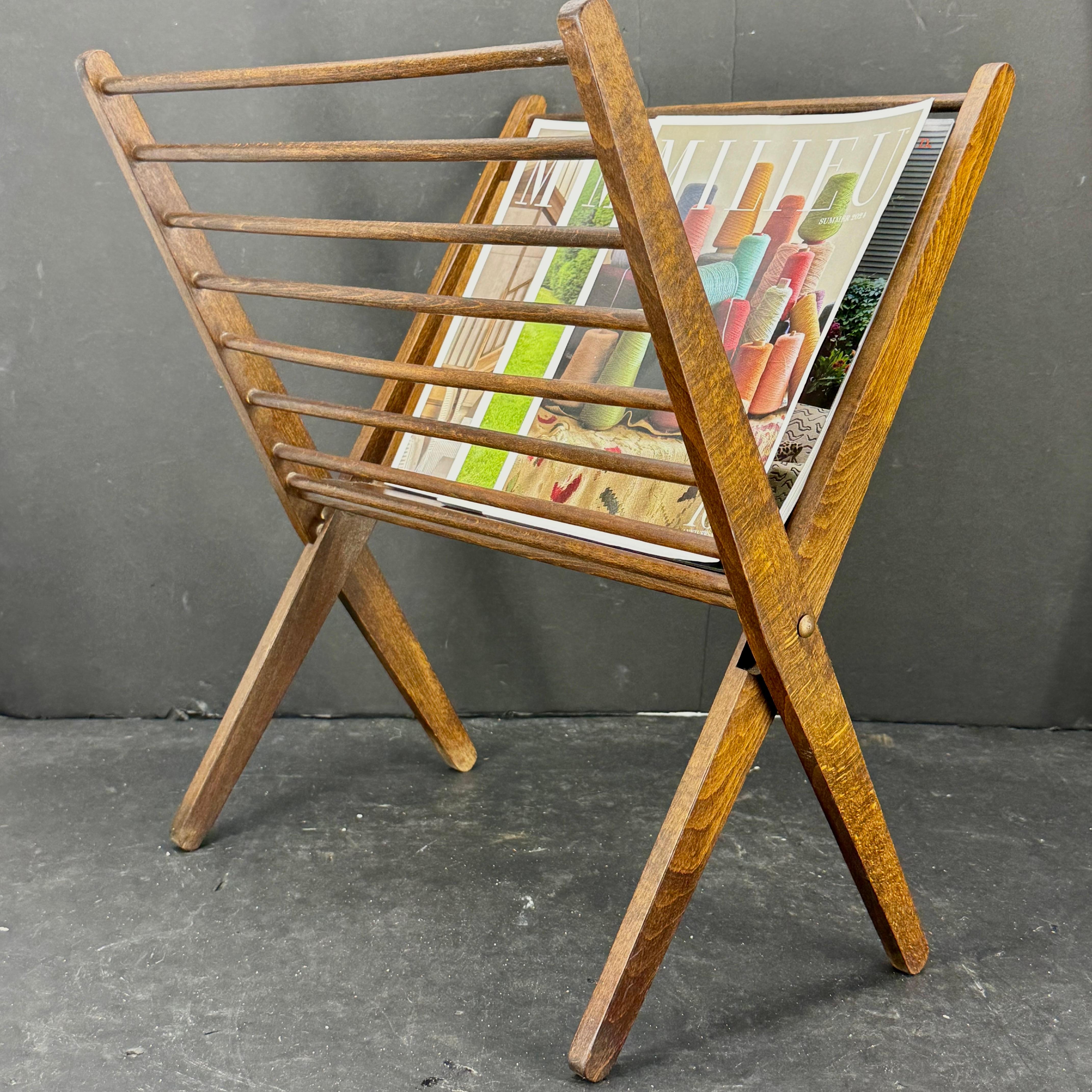 Scaffale portariviste pieghevole in Wood del Mid-Century in vendita 7