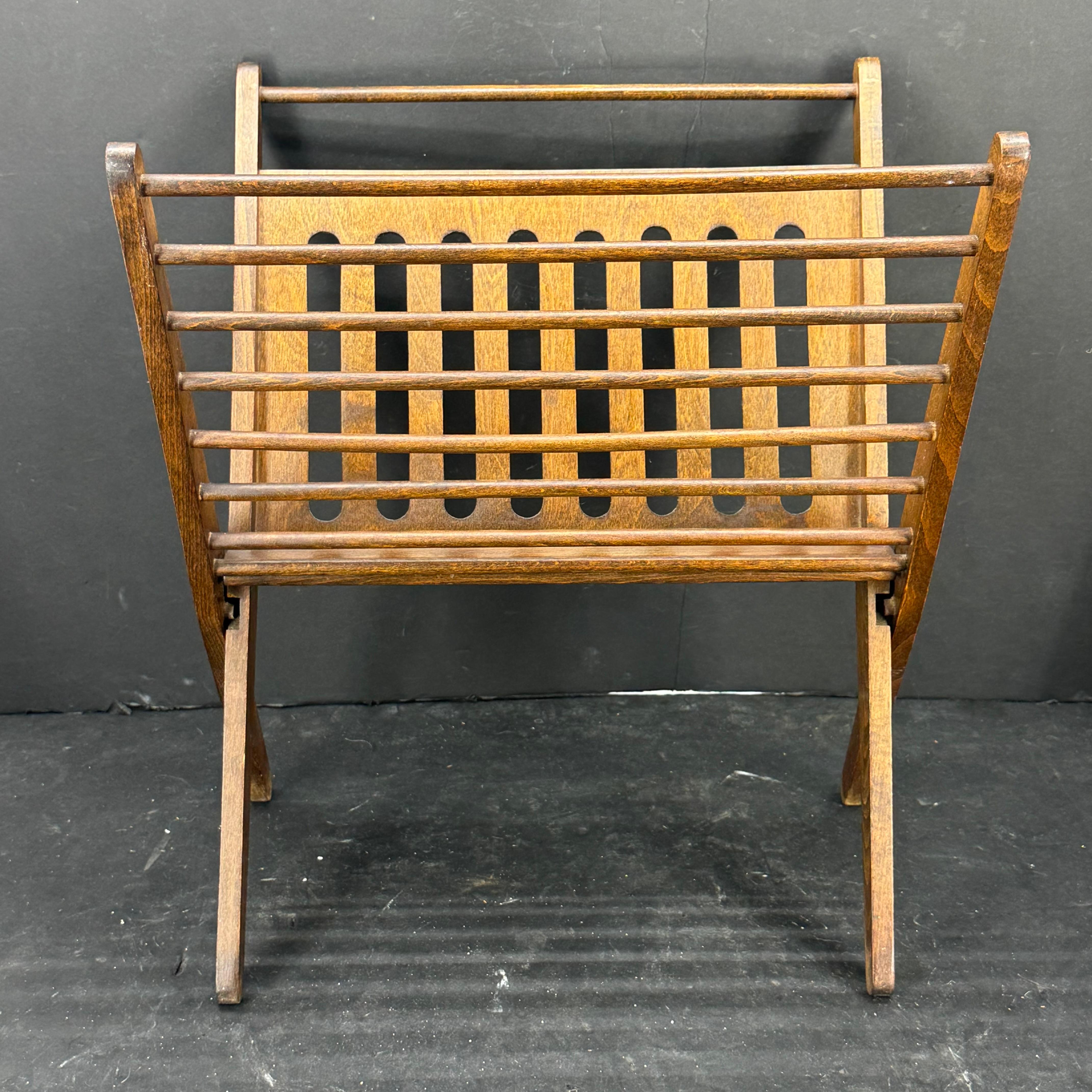 Scandinavo moderno Scaffale portariviste pieghevole in Wood del Mid-Century in vendita