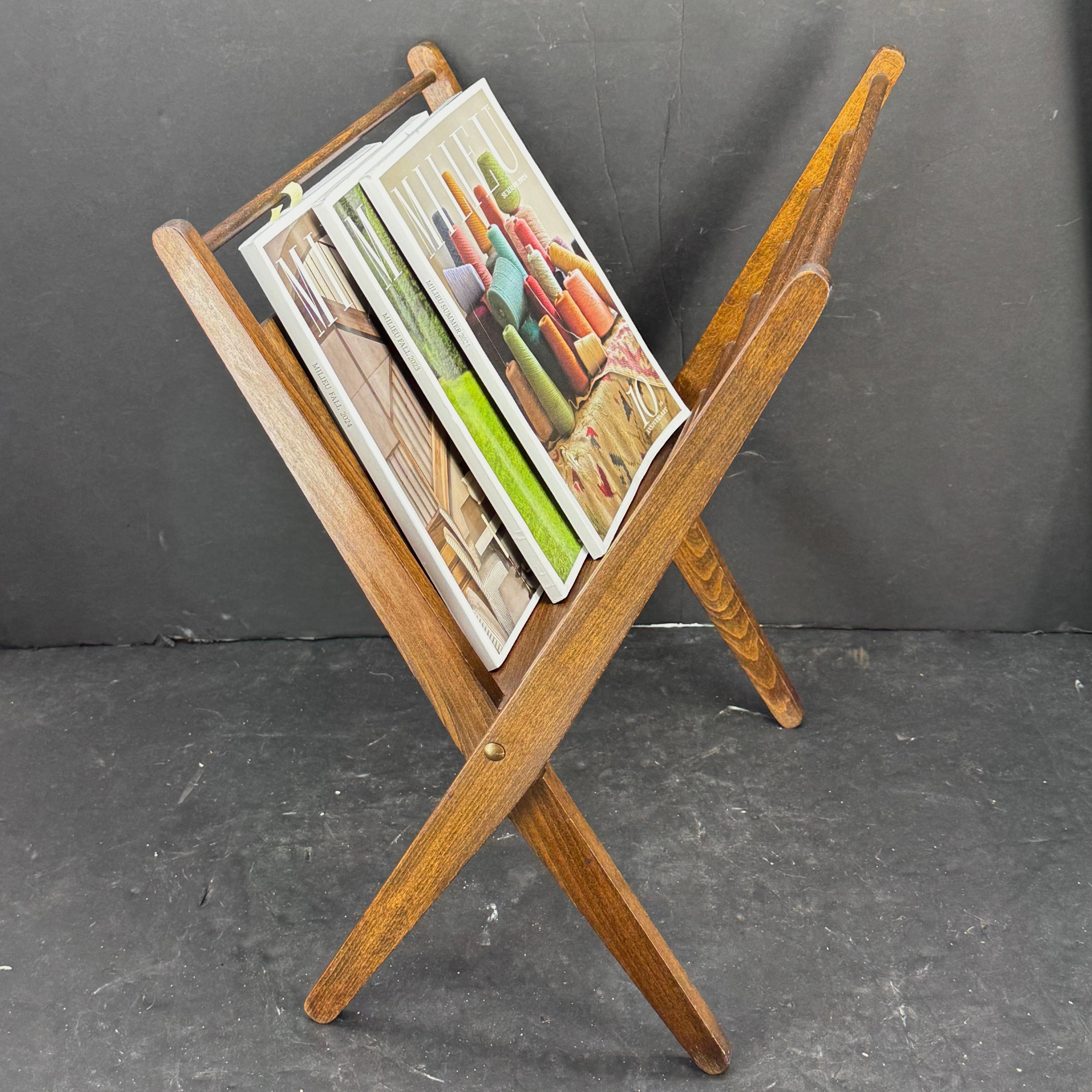 Fatto a mano Scaffale portariviste pieghevole in Wood del Mid-Century in vendita