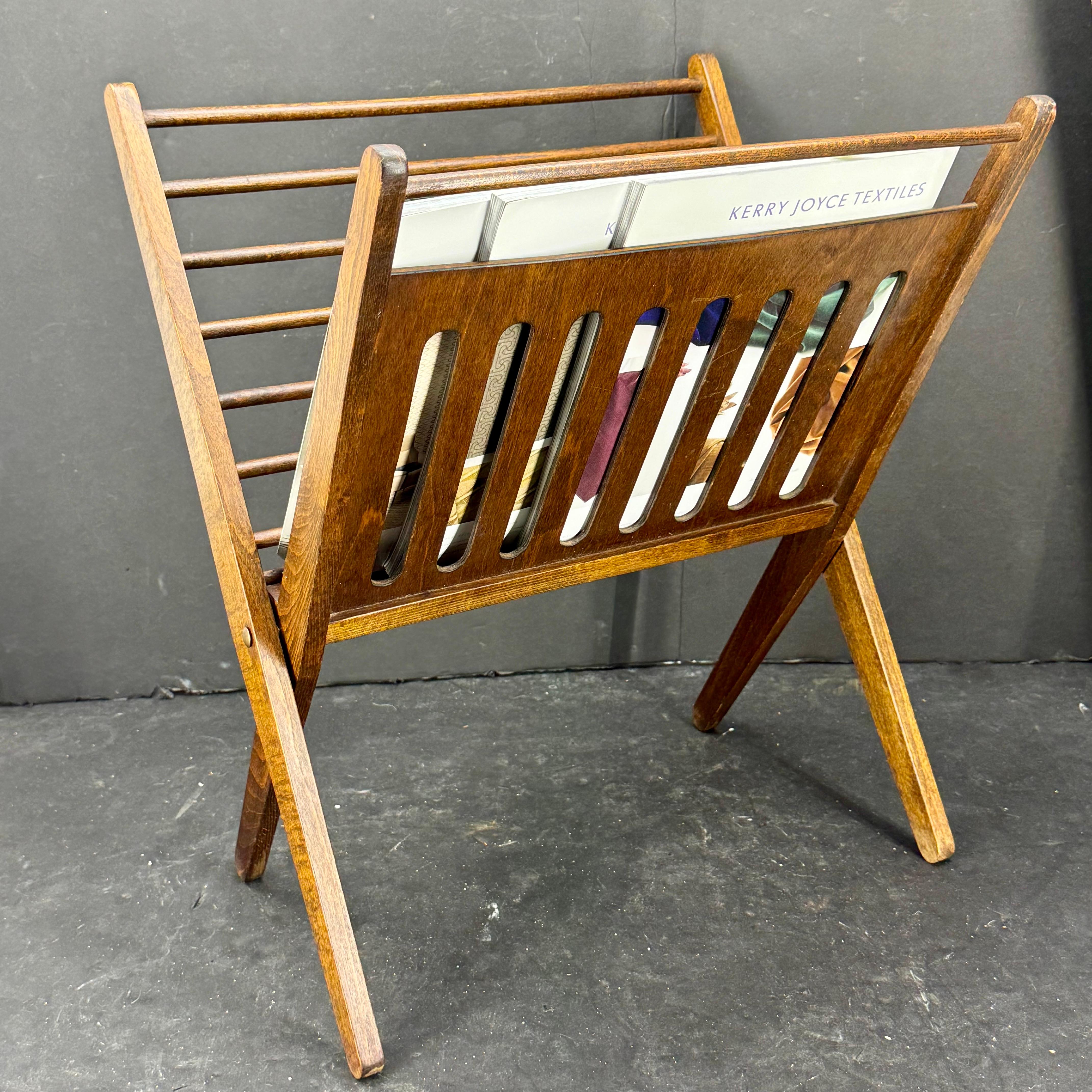 Legno Scaffale portariviste pieghevole in Wood del Mid-Century in vendita