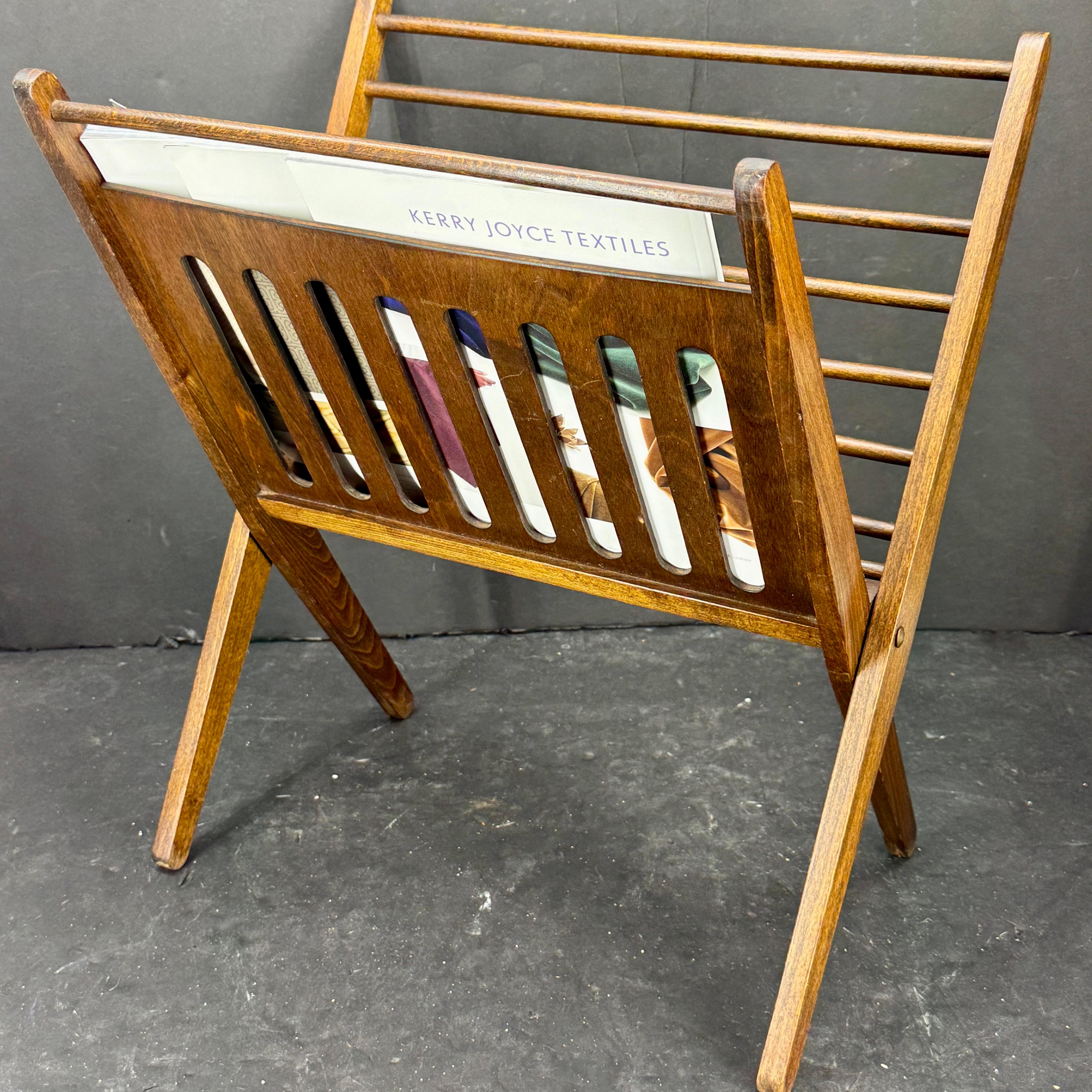 Scaffale portariviste pieghevole in Wood del Mid-Century in vendita 1