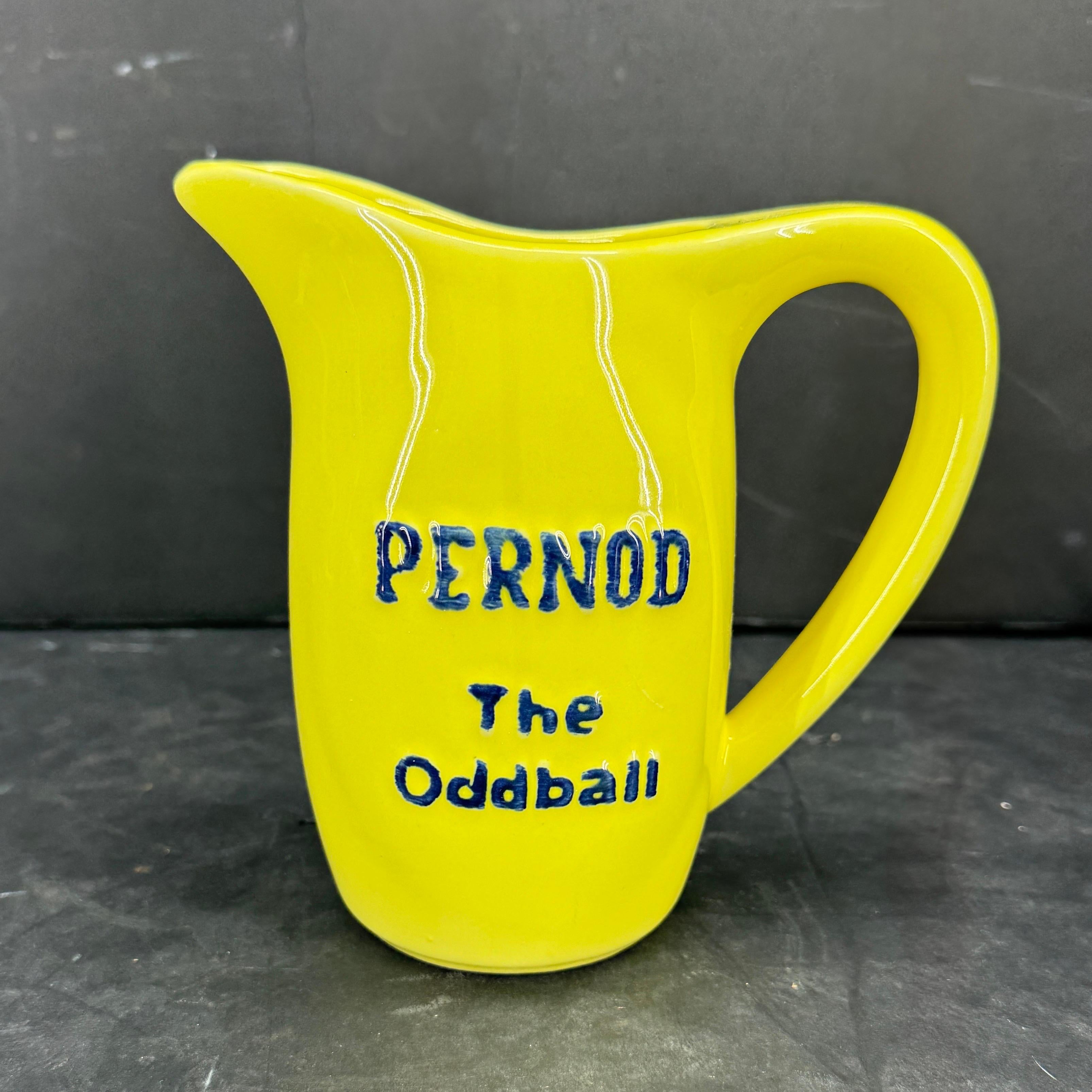 Mid-Century Modern Collection de 7 pichets en céramique jaune Pernod du milieu du siècle dernier en vente