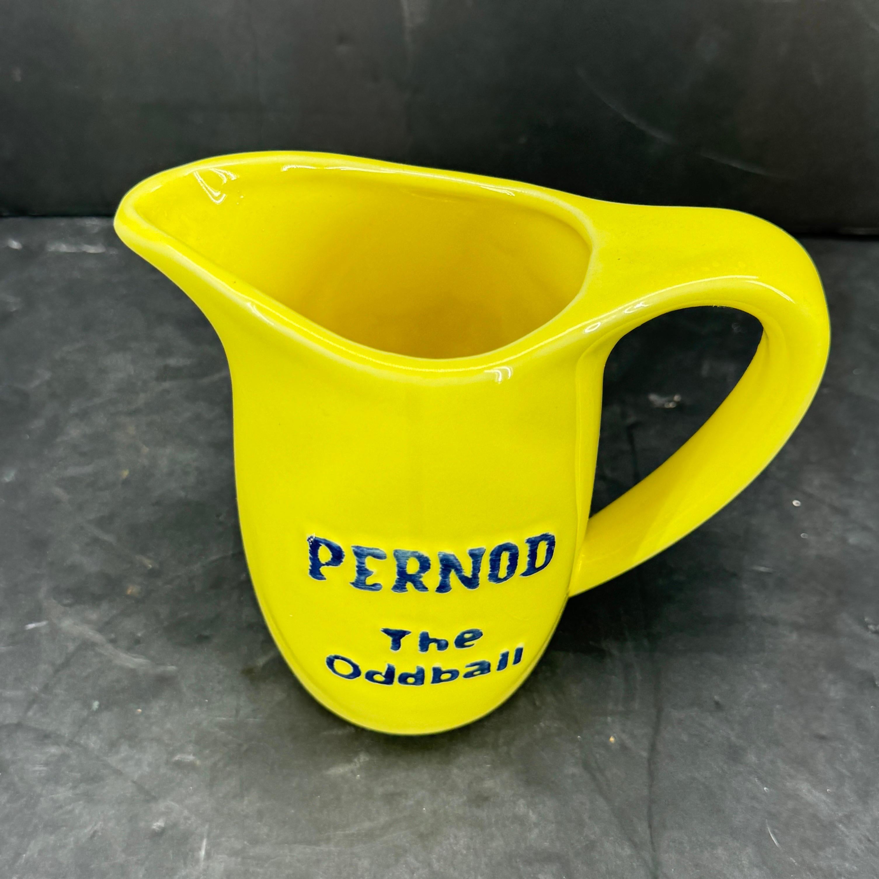 Américain Collection de 7 pichets en céramique jaune Pernod du milieu du siècle dernier en vente