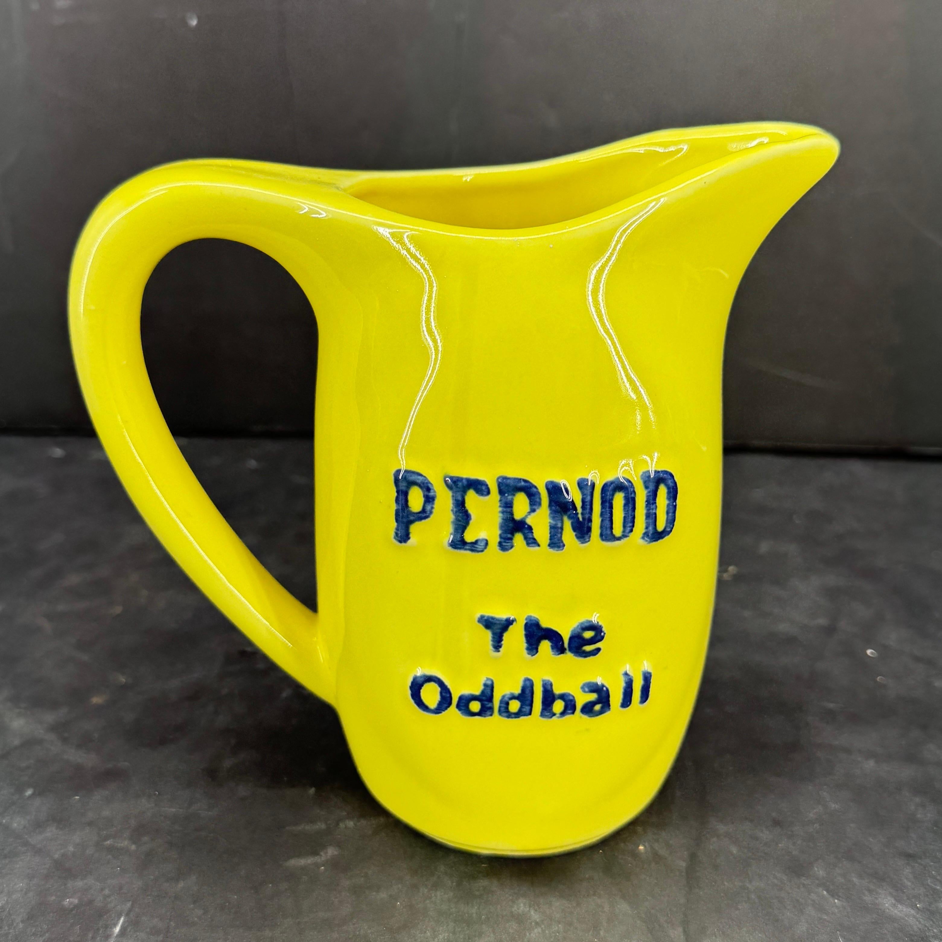 Vernissé Collection de 7 pichets en céramique jaune Pernod du milieu du siècle dernier en vente