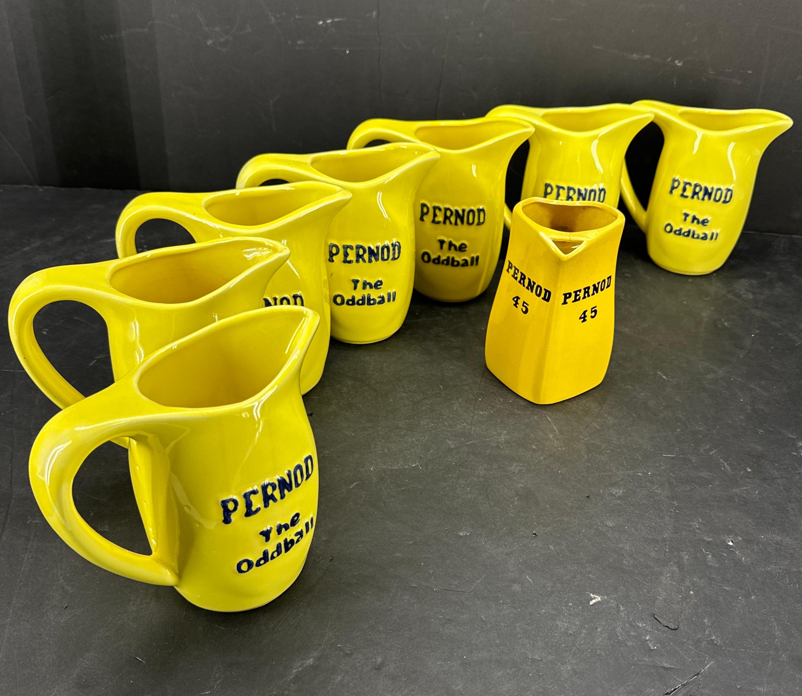 Collection de 7 pichets en céramique jaune Pernod du milieu du siècle dernier Bon état - En vente à Haddonfield, NJ