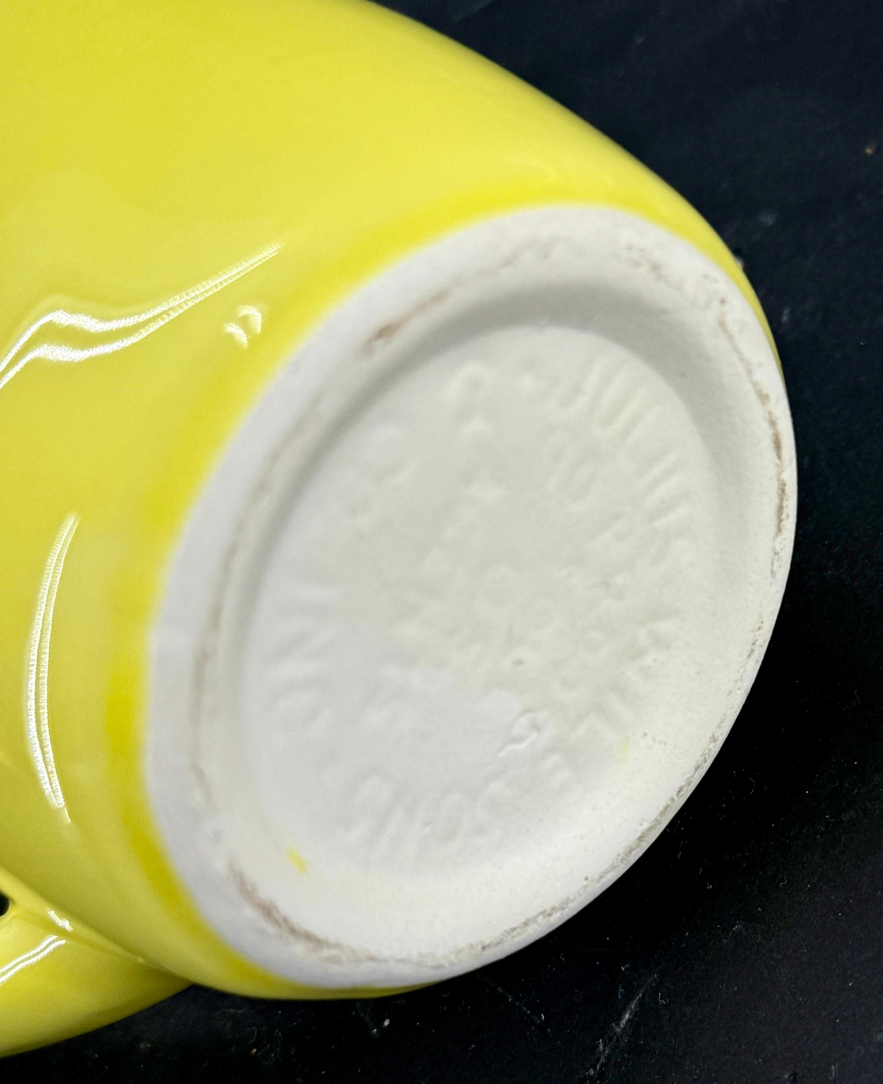 20ième siècle Collection de 7 pichets en céramique jaune Pernod du milieu du siècle dernier en vente