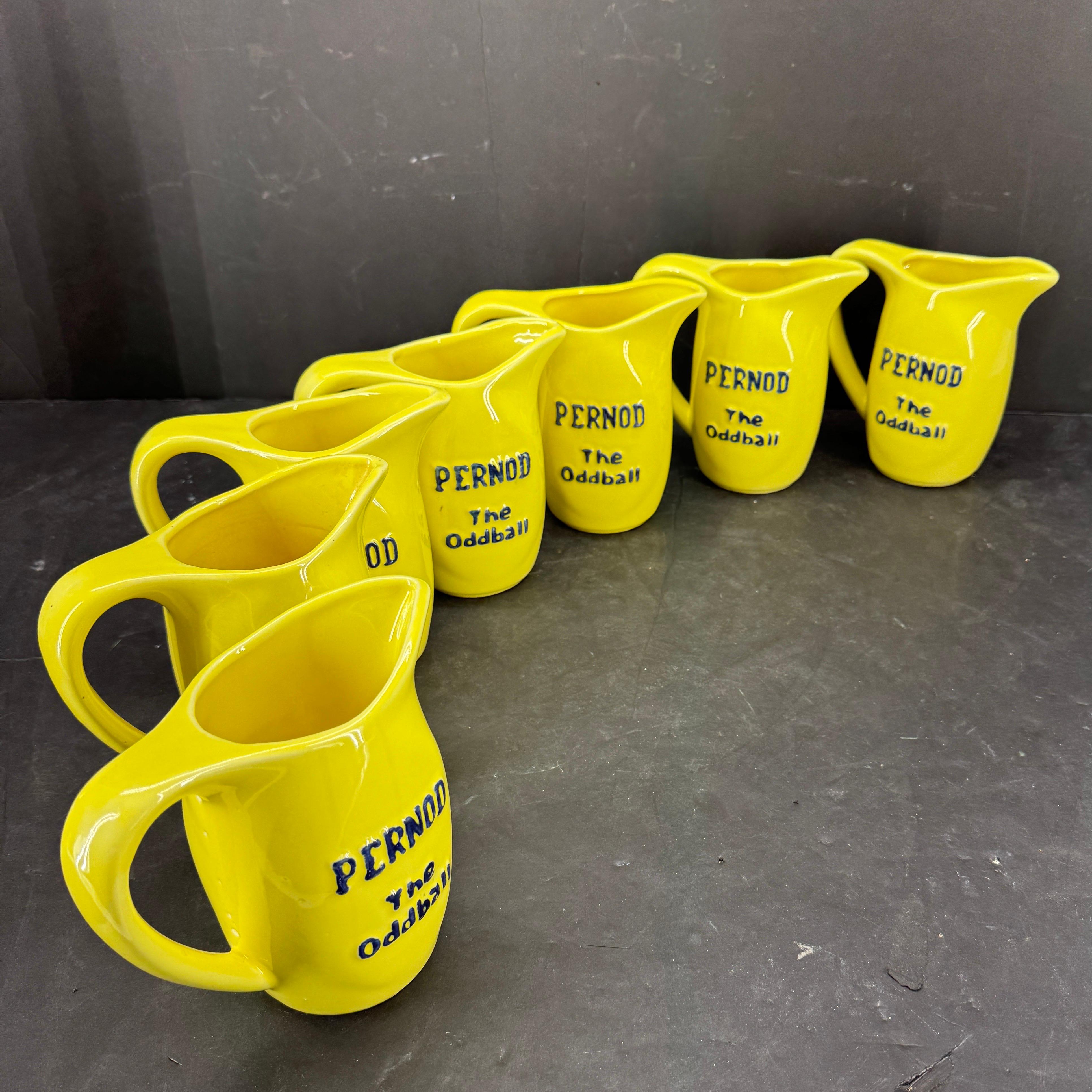 Céramique Collection de 7 pichets en céramique jaune Pernod du milieu du siècle dernier en vente