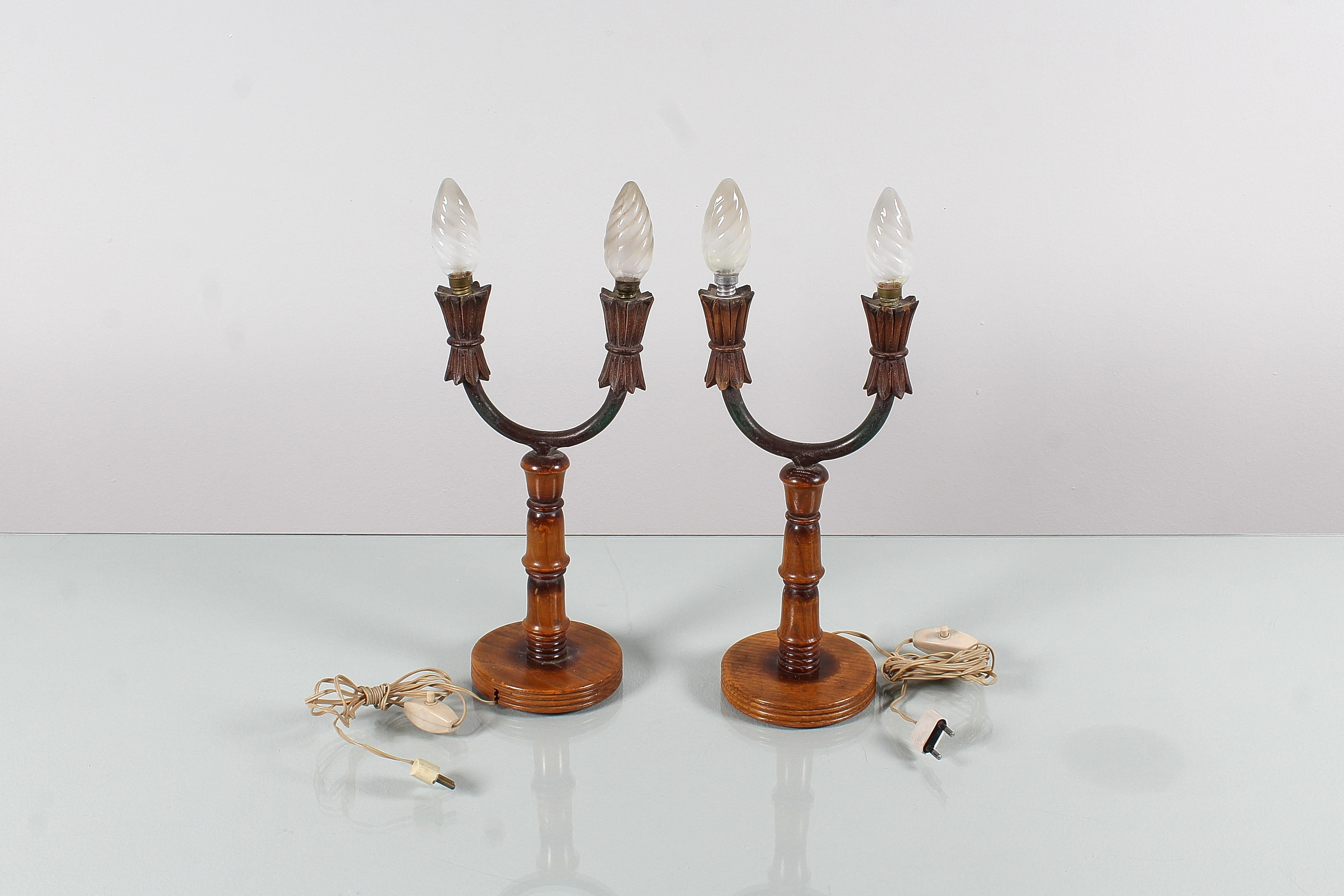 Raffiniertes Set von 2 Tischlampen, abat jour in Form eines doppelten Kerzenleuchters, mit einem hellen und dunklen gedrechselten Holzkörper und einem halbkreisförmigen Metallträger, von Colli Torino, italienische Produktion aus den 50er