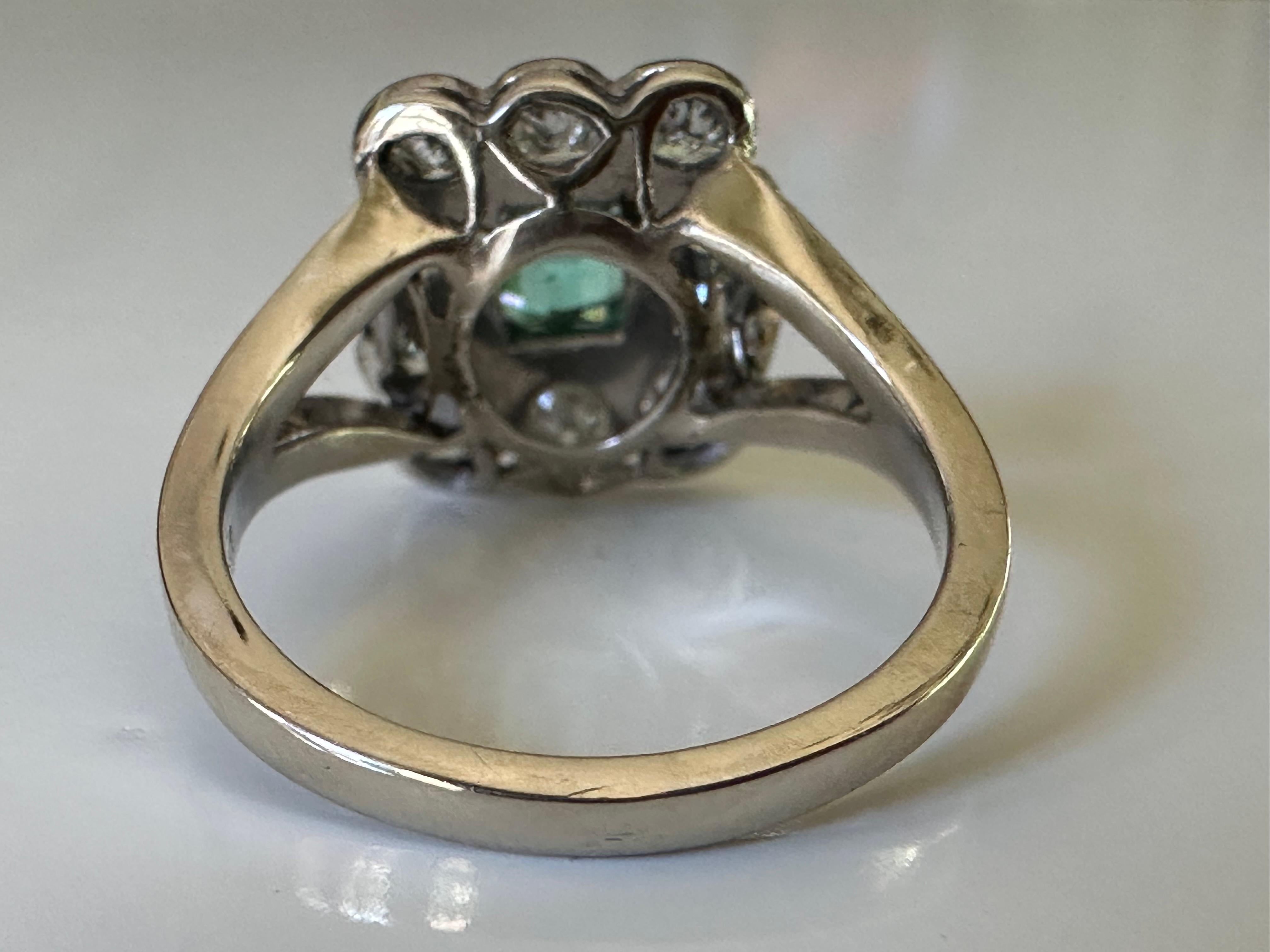 Kolumbianischer Smaragd- und Diamant-Cluster-Ring aus der Mitte des Jahrhunderts  Damen im Angebot