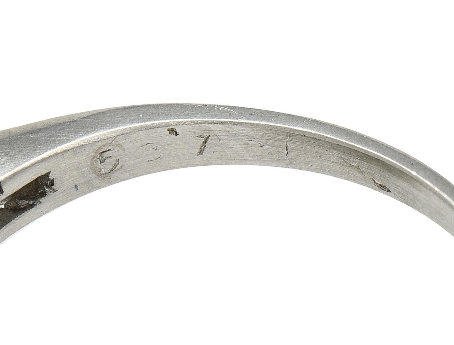 Anello da cocktail con smeraldo colombiano di metà secolo, diamante e platino, fibbia vintage AGL in vendita 5