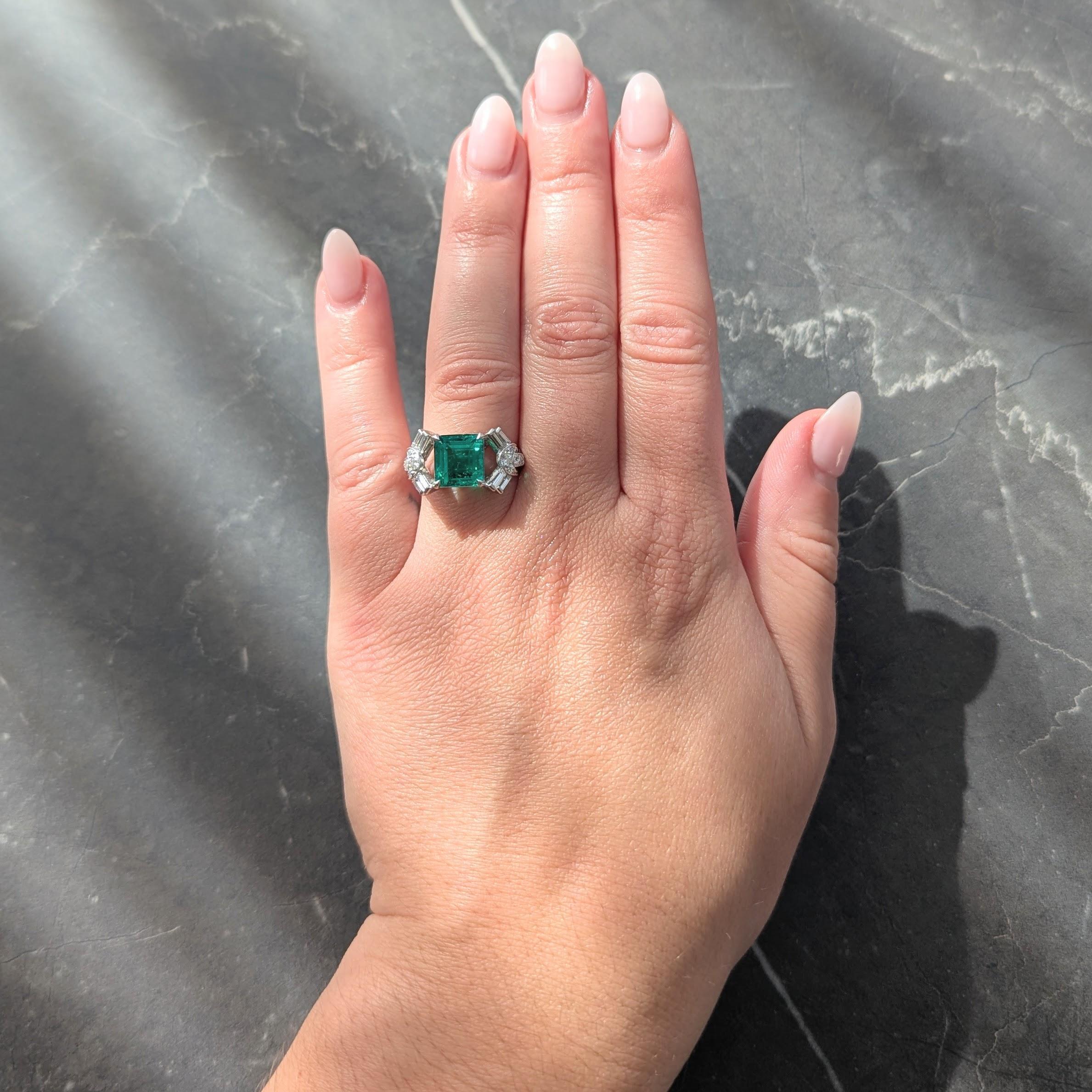 Al centro uno smeraldo taglio smeraldo del peso di 3,13 carati, di colore verde medio trasparente.
Nature di origine colombiana e che presenta un trattamento tradizionale minore
Cestino incastonato - affiancato da spalle con fibbia traforata con