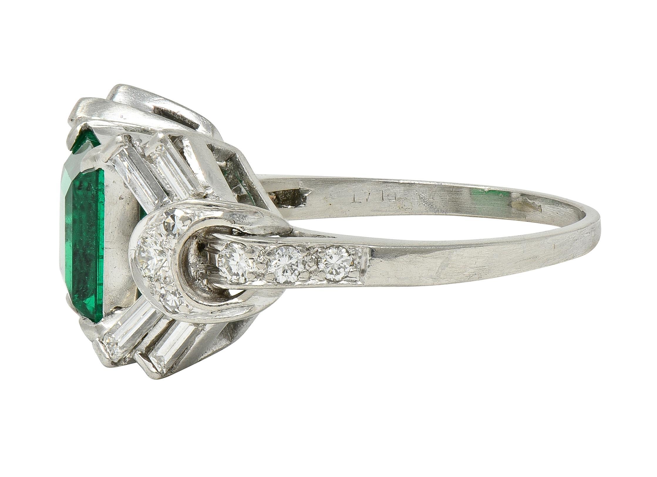 Anello da cocktail con smeraldo colombiano di metà secolo, diamante e platino, fibbia vintage AGL in vendita 1