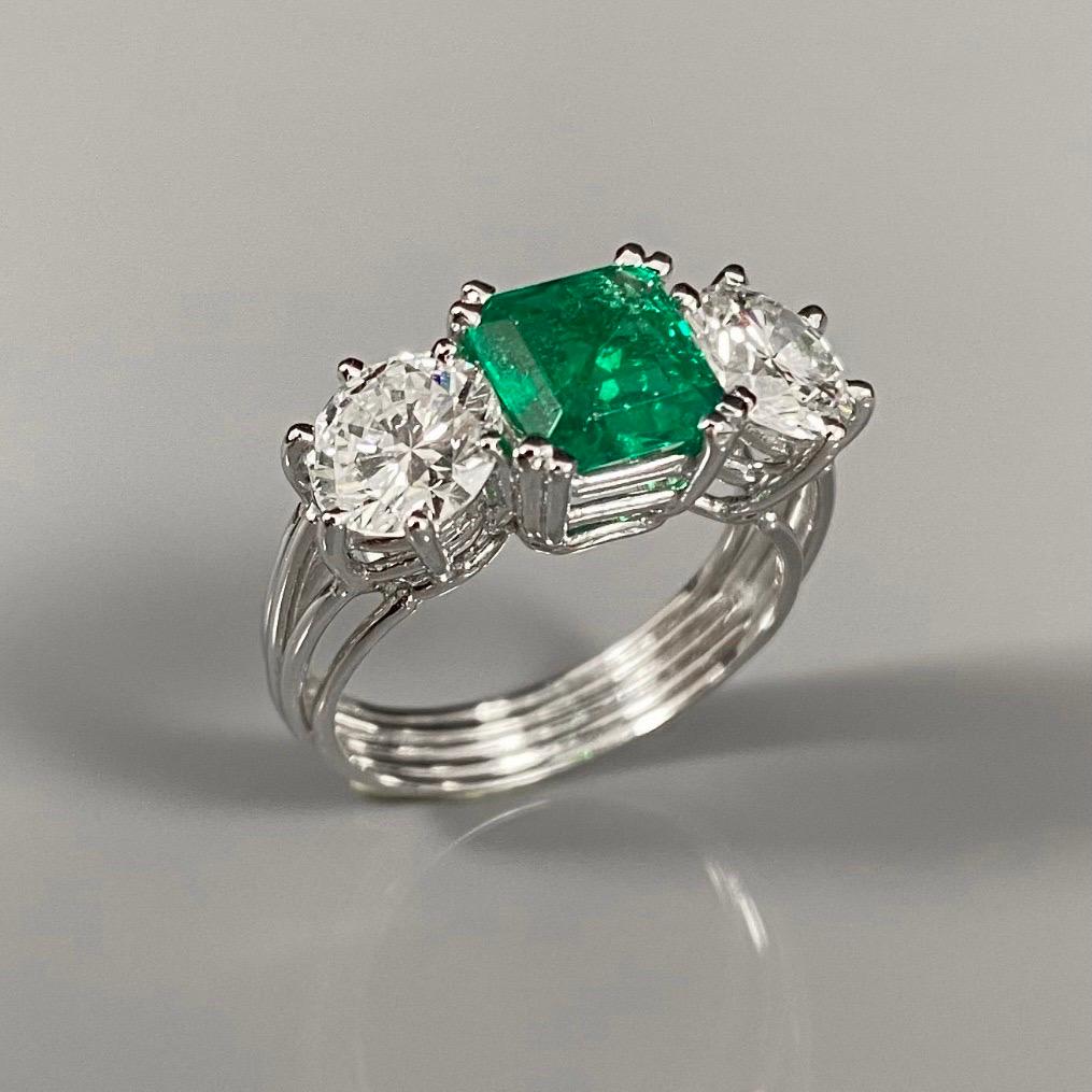 Mid-Century Colombian Emerald Diamond Three Stone Engagement Ring Platinum 1950s In Good Condition In Lisbon, PT