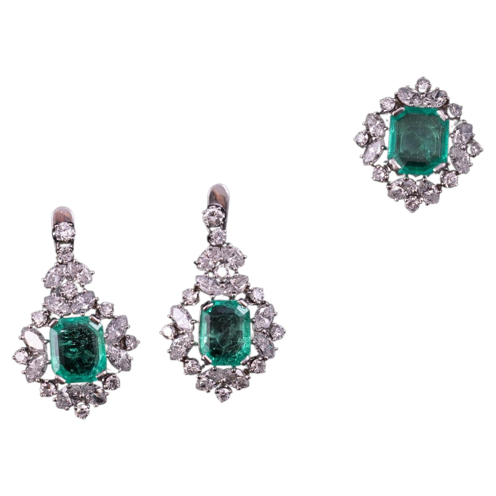 Ensemble « demi-parure » de bague et boucles d'oreilles colombiennes avec émeraudes et diamants, datant du milieu du siècle dernier (années 1950-1960)