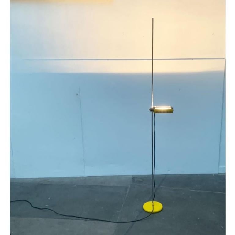 Un classico del design di Oluce su disegno di Joe Colombo degli anni '70. Ecco una prima versione nel colore giallo, particolarmente raro.

Il nome dell'apparecchio fa riferimento direttamente al suo unico designer: Joe Colombo. Particolarmente