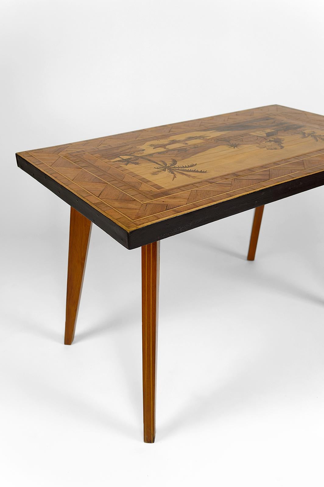 Bois Table basse coloniale africaine du milieu du siècle avec bois incrusté, vers 1960 en vente