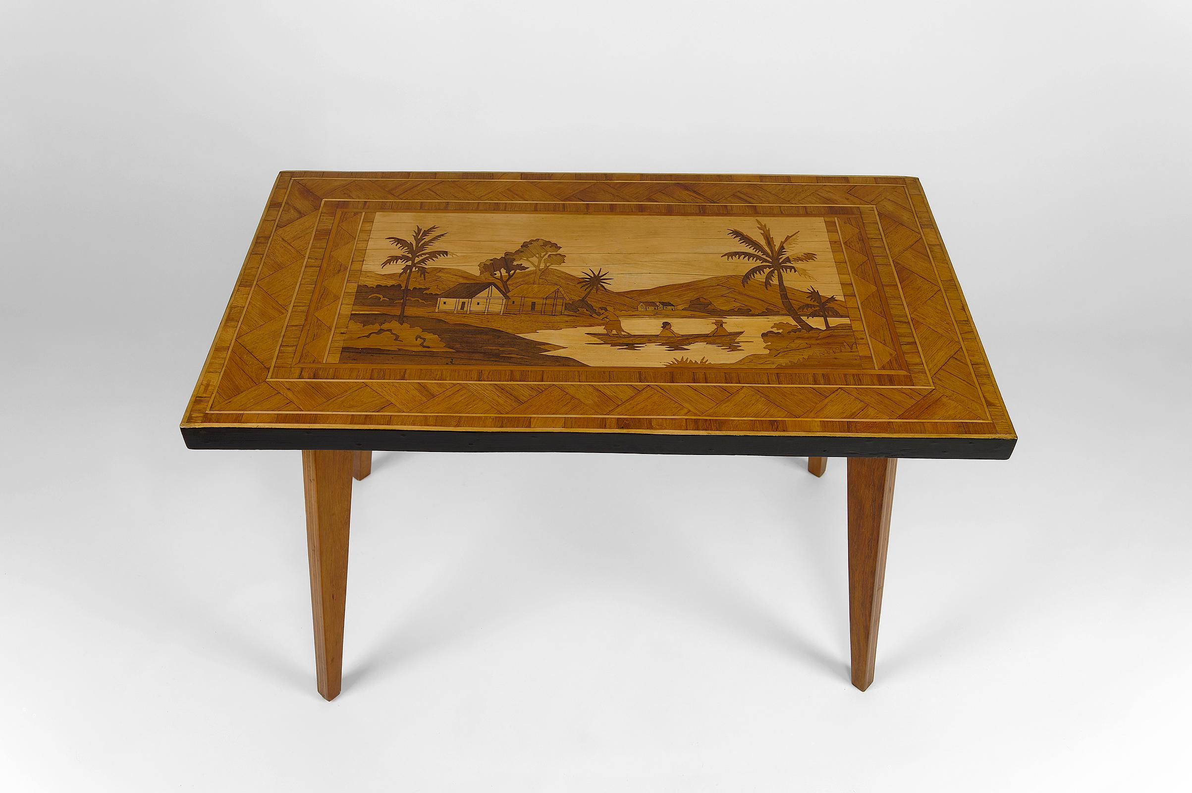 Table basse coloniale africaine du milieu du siècle avec bois incrusté, vers 1960 en vente 2