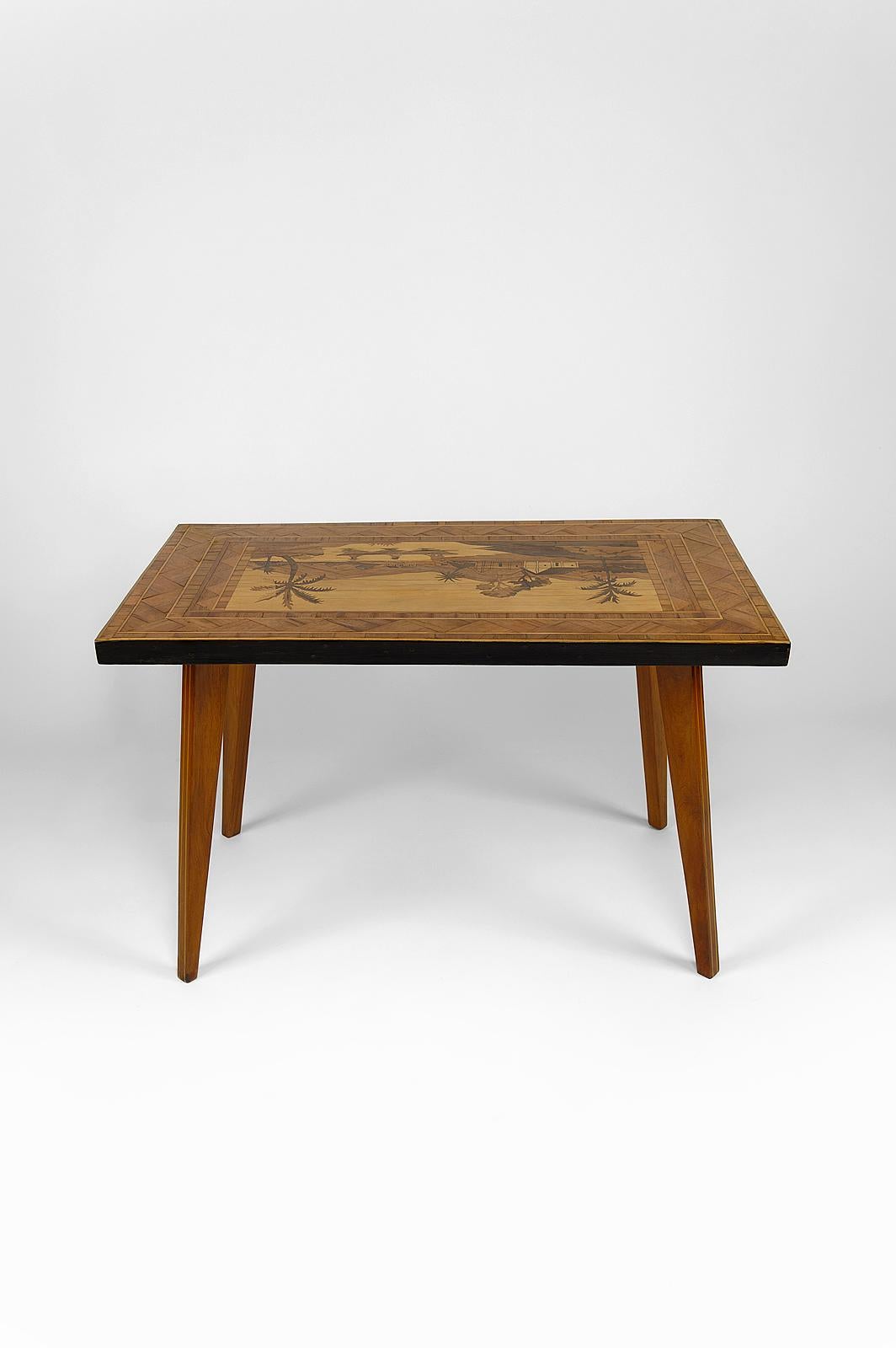 African Mid-Century Colonial Coffee Table with Inlaid Wood , circa 1960 In Good Condition For Sale In VÉZELAY, FR