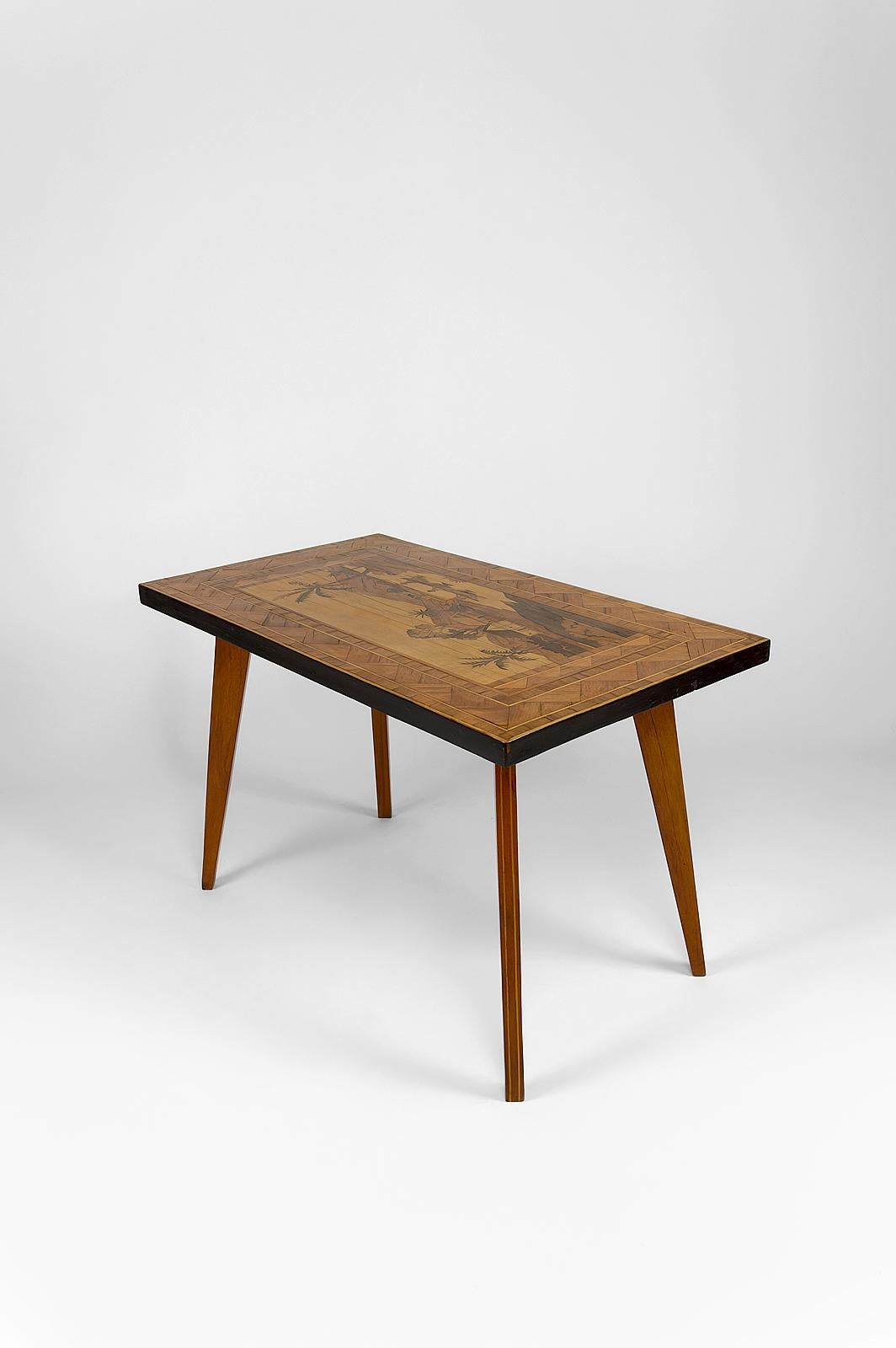 Malgache Table basse coloniale africaine du milieu du siècle avec bois incrusté, vers 1960 en vente