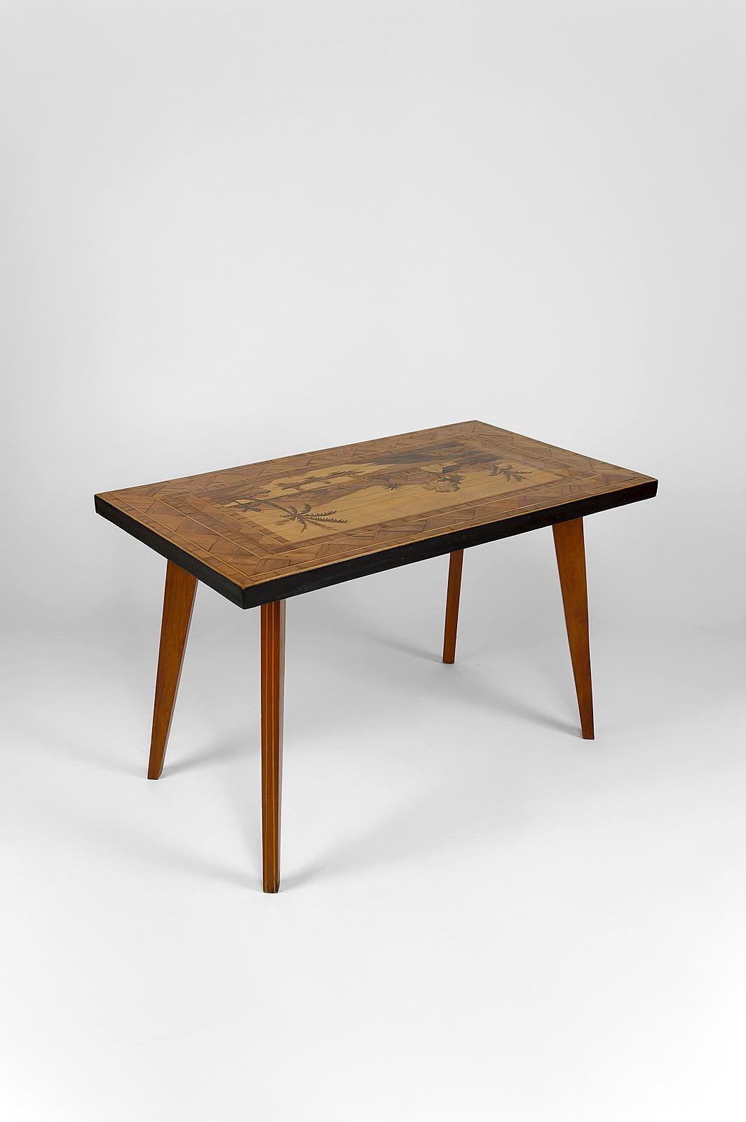 Incrusté Table basse coloniale africaine du milieu du siècle avec bois incrusté, vers 1960 en vente