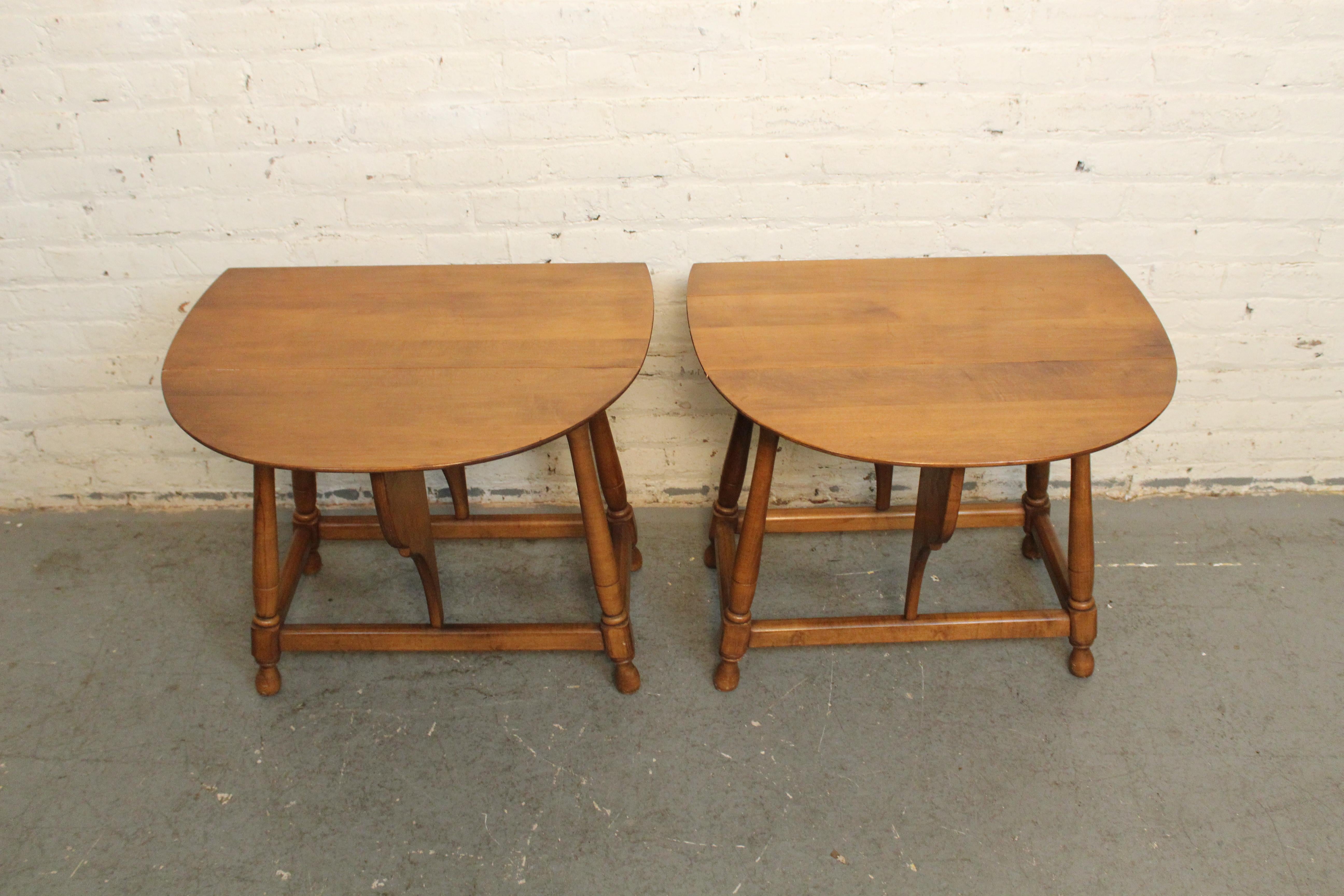 Mid-Century Colonial Revival Maple Drop Leaf Tables In Good Condition For Sale In Brooklyn, NY