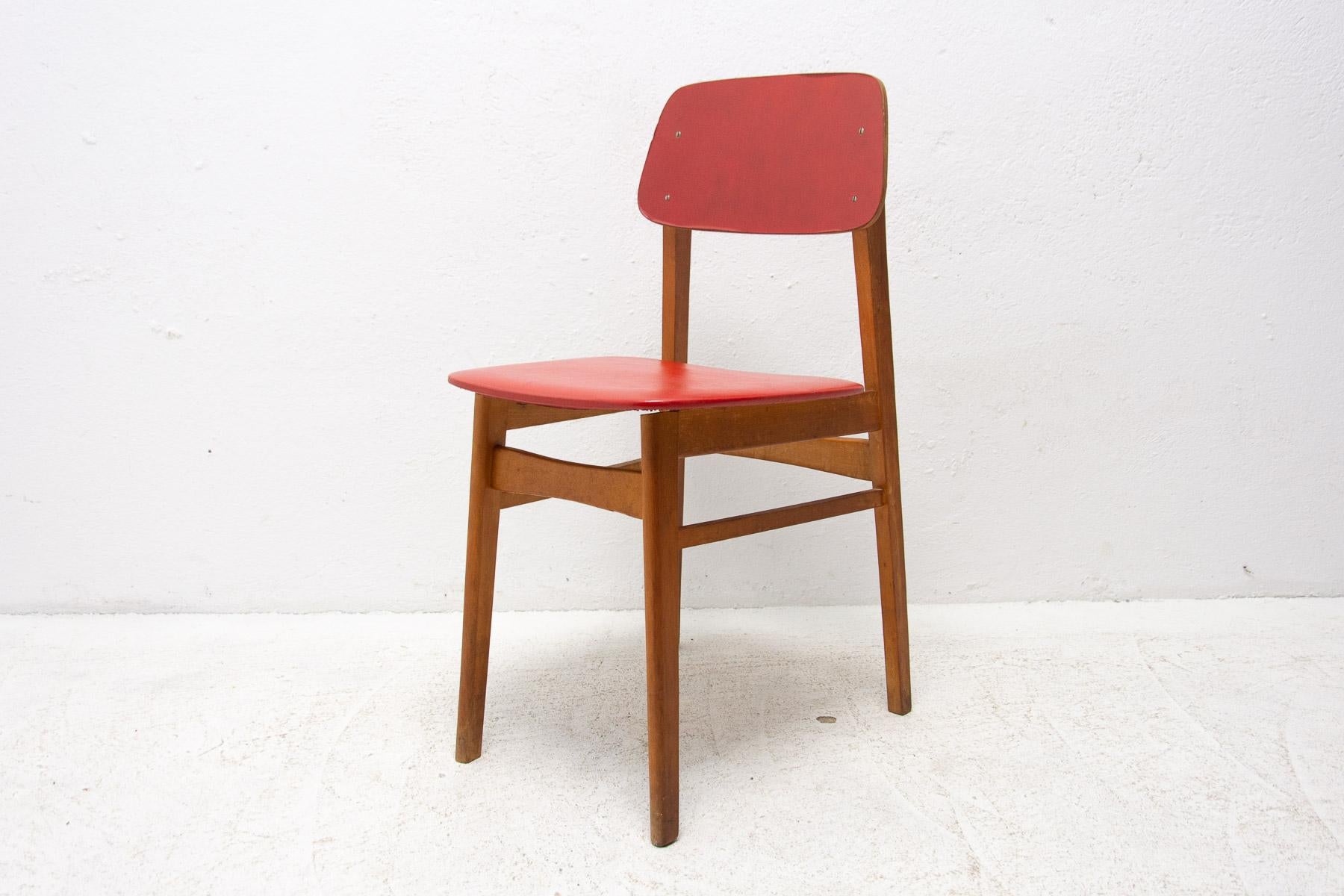 This mid century chair was made in the former Czechoslovakia, asociated with Brussels period after EXPO 58. Material: plastic seat and backrest, beechwood. In very good original condition.

Measures: Height: 79 cm

Width: 41 cm

Depth: 44