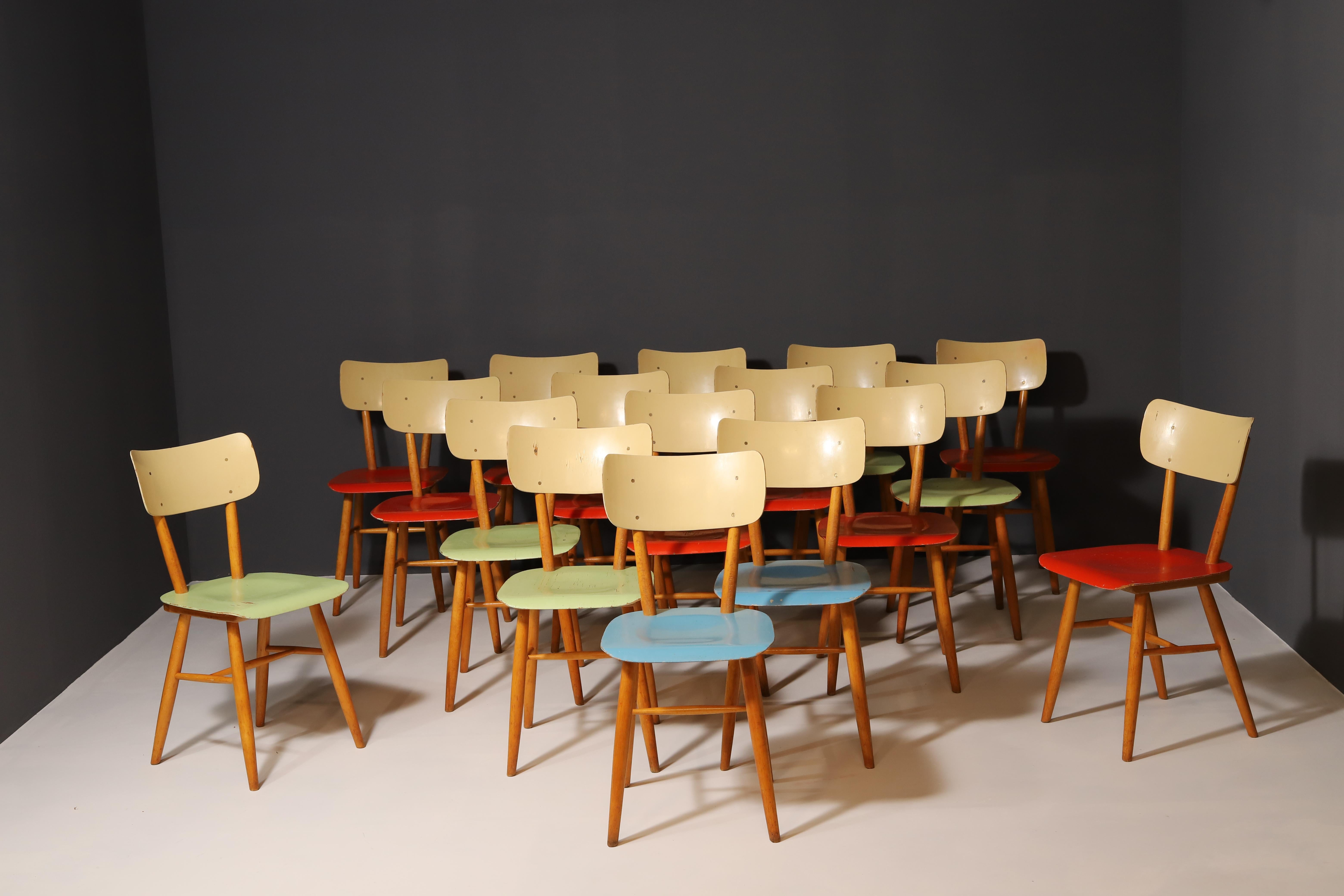 Queste sedie da pranzo della metà del secolo scorso sono state realizzate nell'ex Cecoslovacchia, associate al periodo di Bruxelles dopo l'EXPO 58.  È stato prodotto dall'azienda TON (successore di Thonet nell'ex Cecoslovacchia).

Materiale: legno