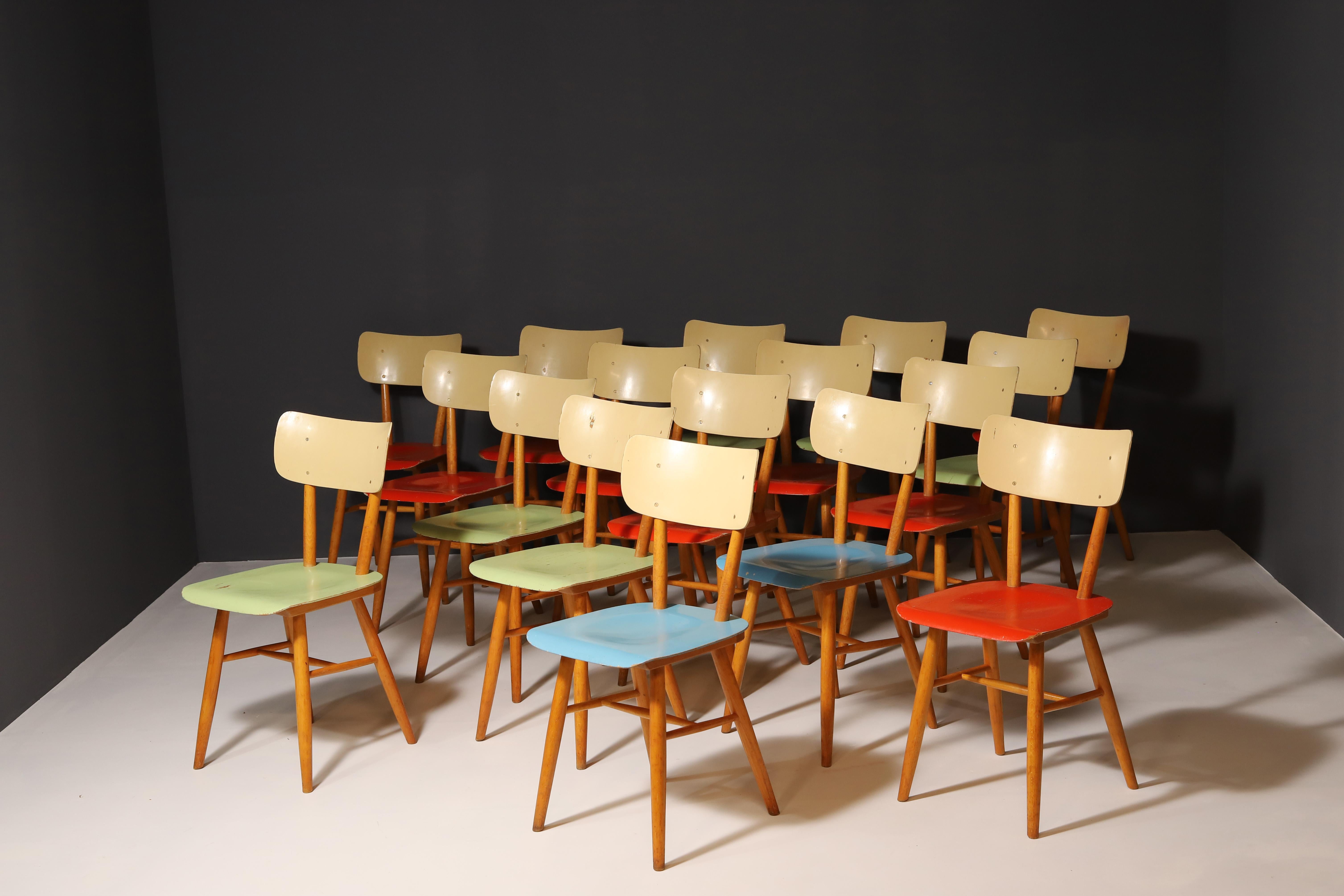 Mid-Century moderno Sedie da pranzo colorate di TON, 1960, Cecoslovacchia, set di 18 pezzi in vendita