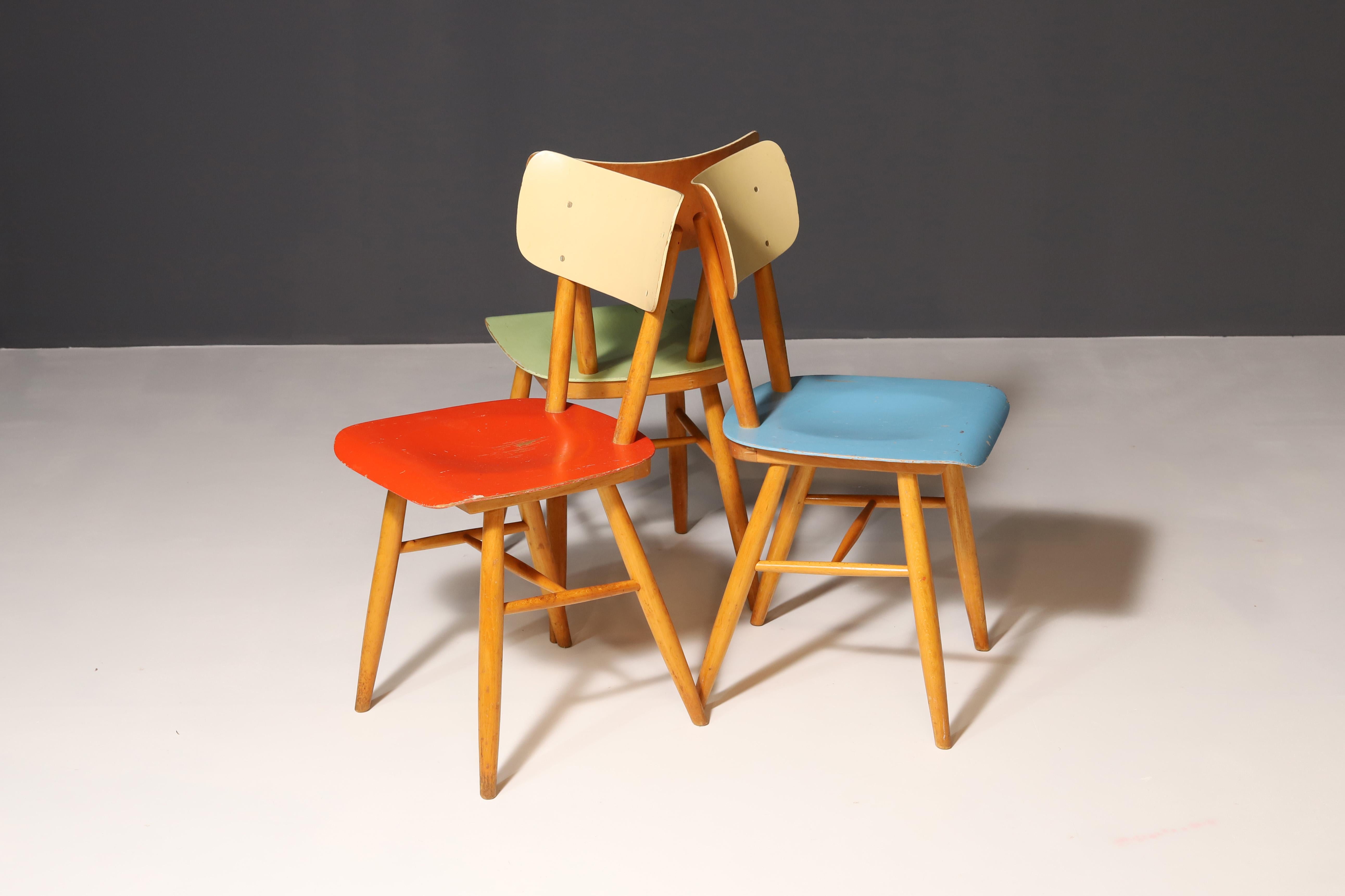 Legno Sedie da pranzo colorate di TON, 1960, Cecoslovacchia, set di 18 pezzi in vendita