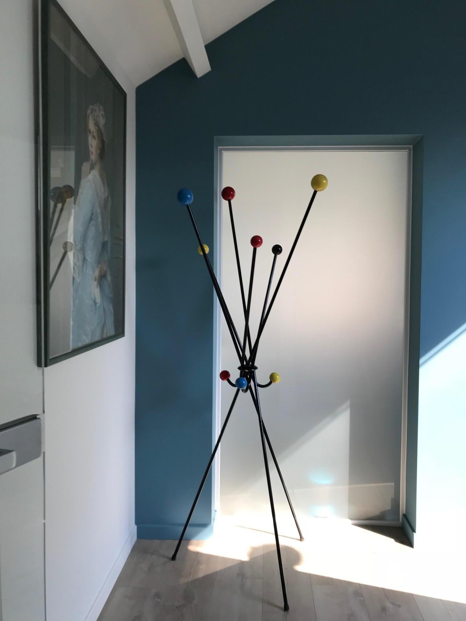 Spectacular multi-color atomic coat stand signed 'Fontana'.

This remarkable coat stand has 6 balls at the top and 3 in the middle.

Suitable for hats, coats, etc...

It is a statement piece for your hallway or bedroom, it really gives a