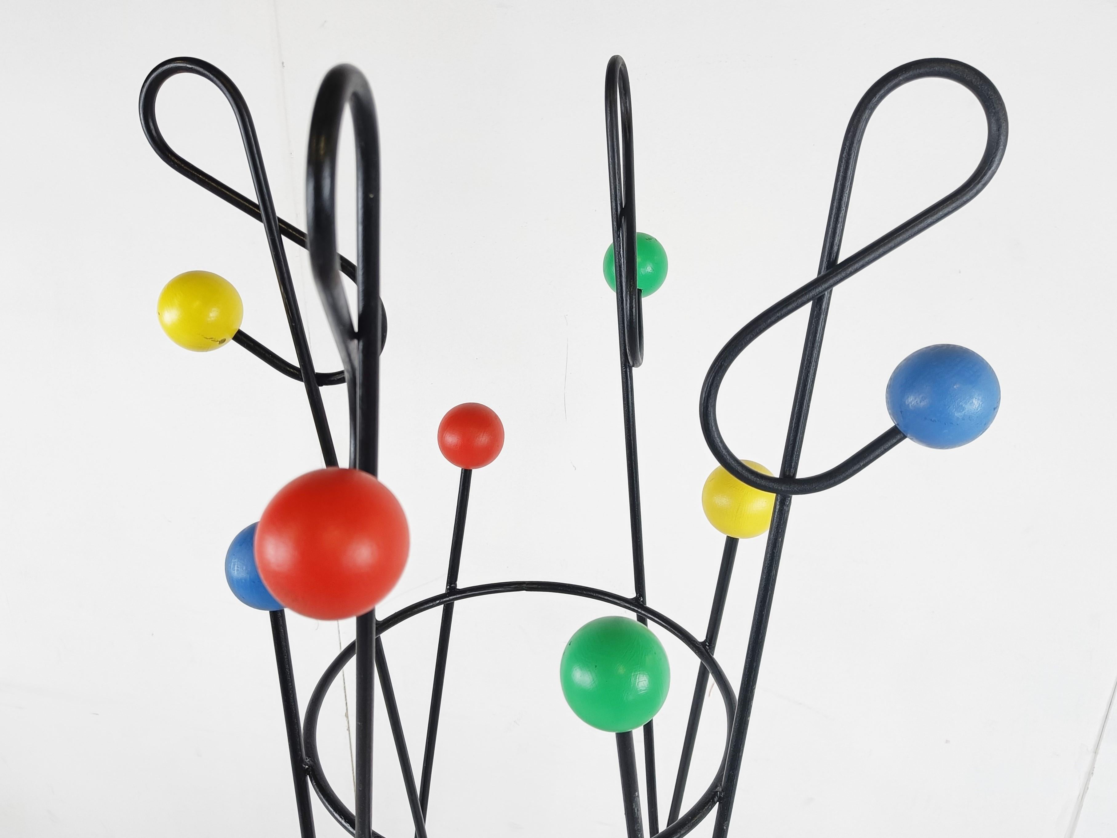 Fabulous modernist multicolour 'cle de sol' coat stand by Roger Feraud.

This remarkable coat stand has 8 coloured wooden balls.

Suitable for hats, coats, etc

It is a statement piece for your hallway or bedroom, it really gives a colourful