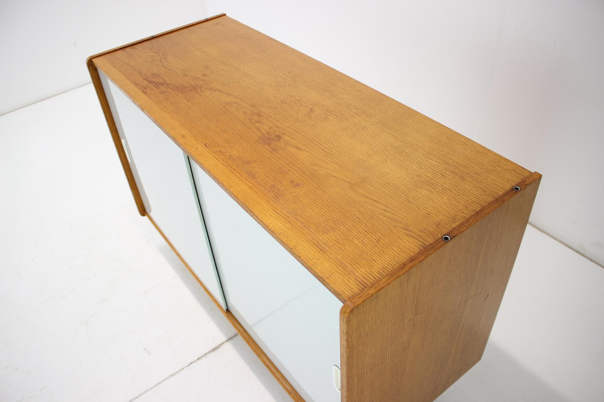 Wooden commode designed by Jiri Jiroutek, made in Czechoslovakia in the 1960's.
Made of oak and plastic.
Fully functional, in original condition, wood shows signs of use.
