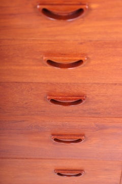 Cómoda de mediados de siglo en teca maciza diseñada por Hvidt & Mølgaard, años 50