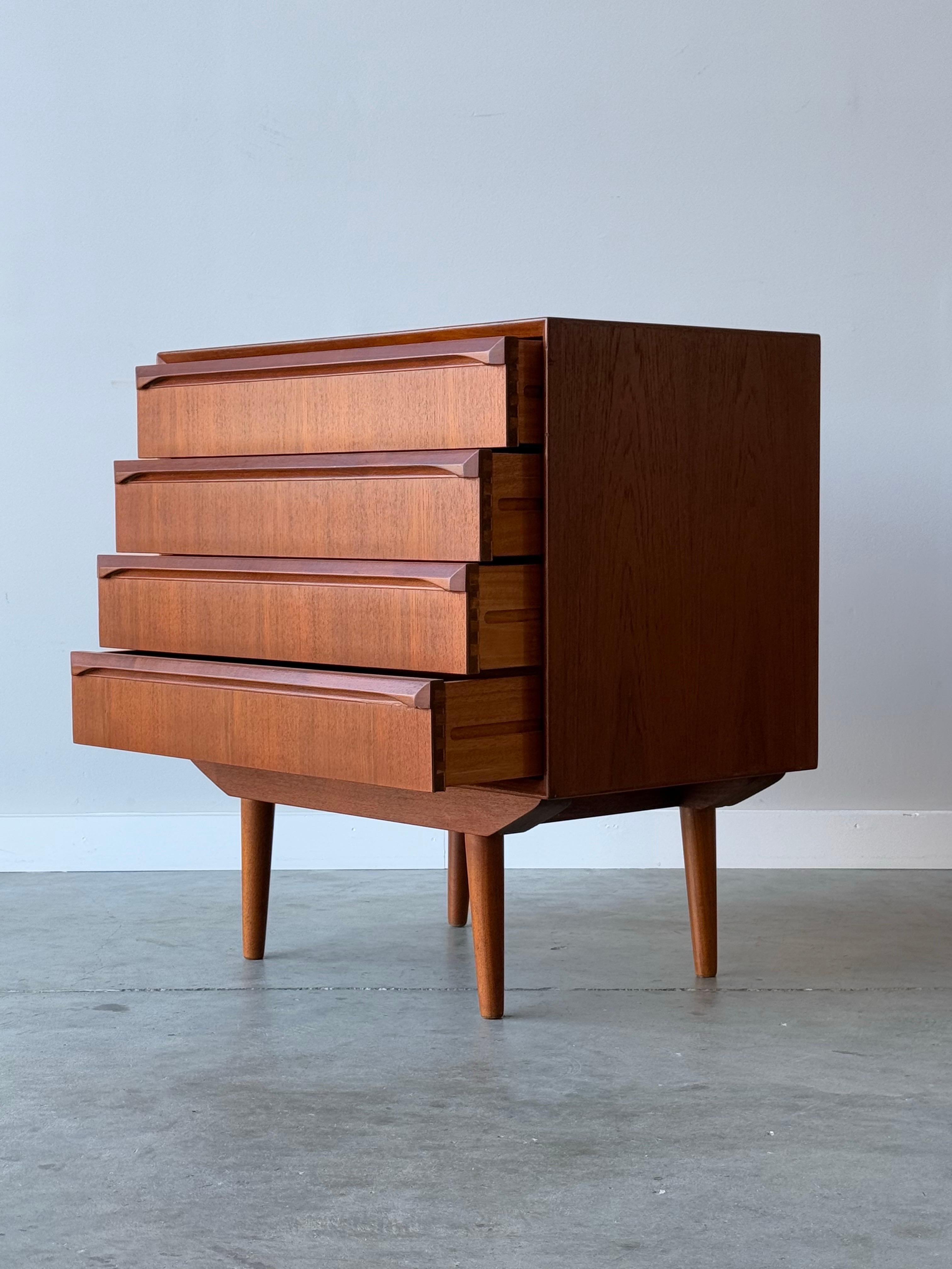 Mid-Century Compact Four Drawer Dresser In Good Condition In Raleigh, NC