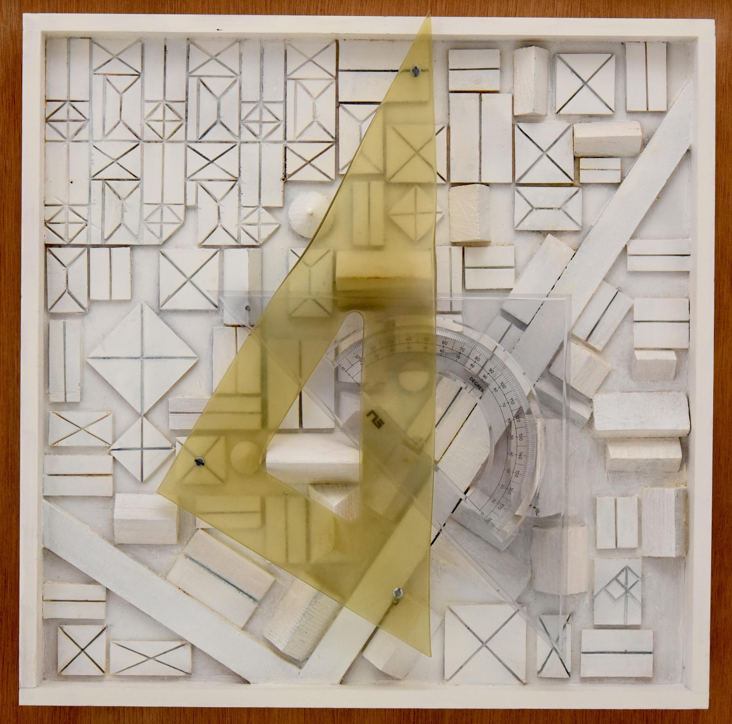 Komposition des französischen Künstlers André Pailler aus der Mitte des Jahrhunderts mit geschnitztem und bemaltem Holz und Dreiecken aus recyceltem Kunststoff.
AP mit Monogramm,
um 1970.
 
