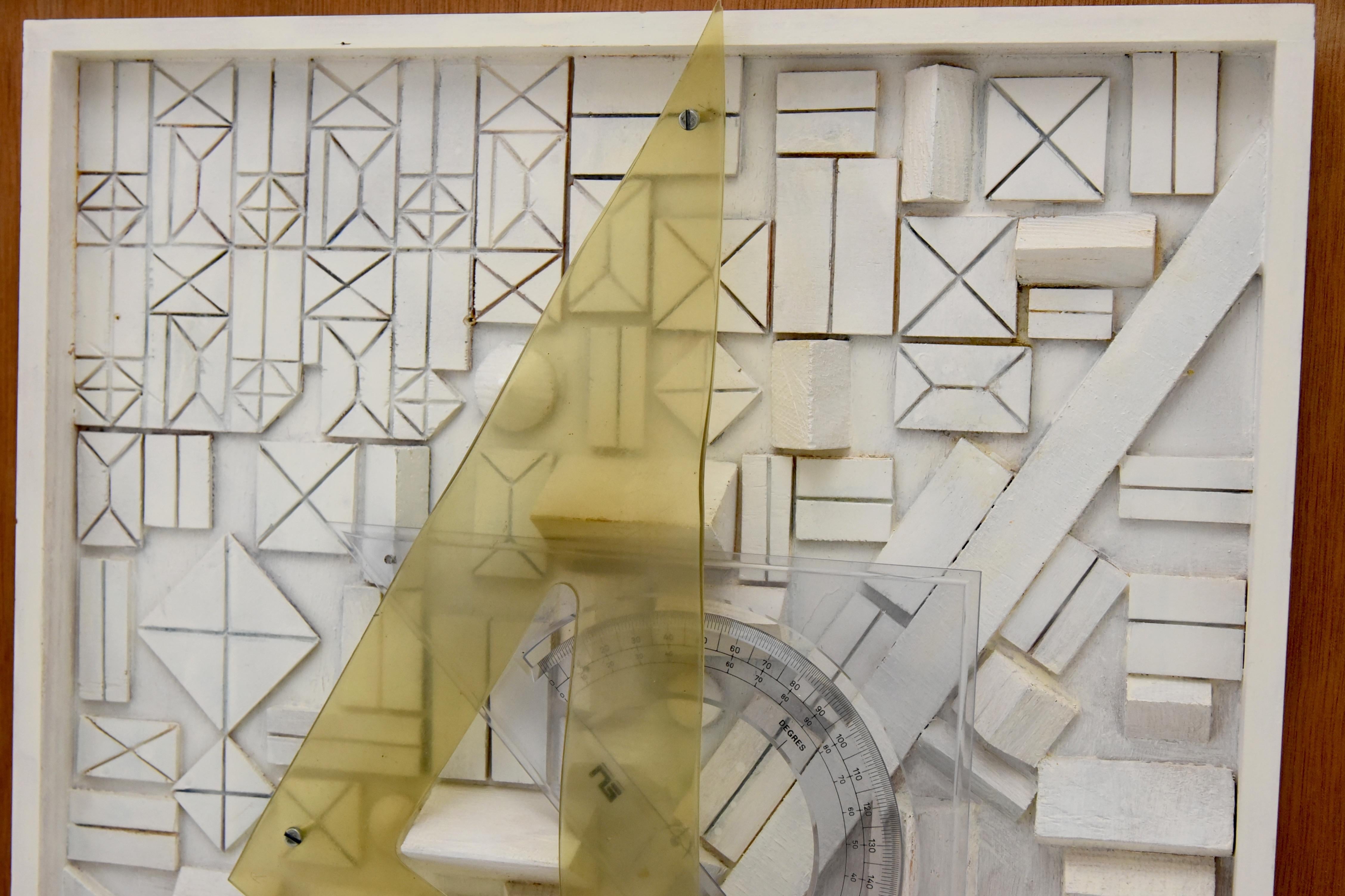 Komposition aus geschnitztem Holz und Protractor-Dreieck Andre Pailler, Mitte des Jahrhunderts (Moderne der Mitte des Jahrhunderts) im Angebot