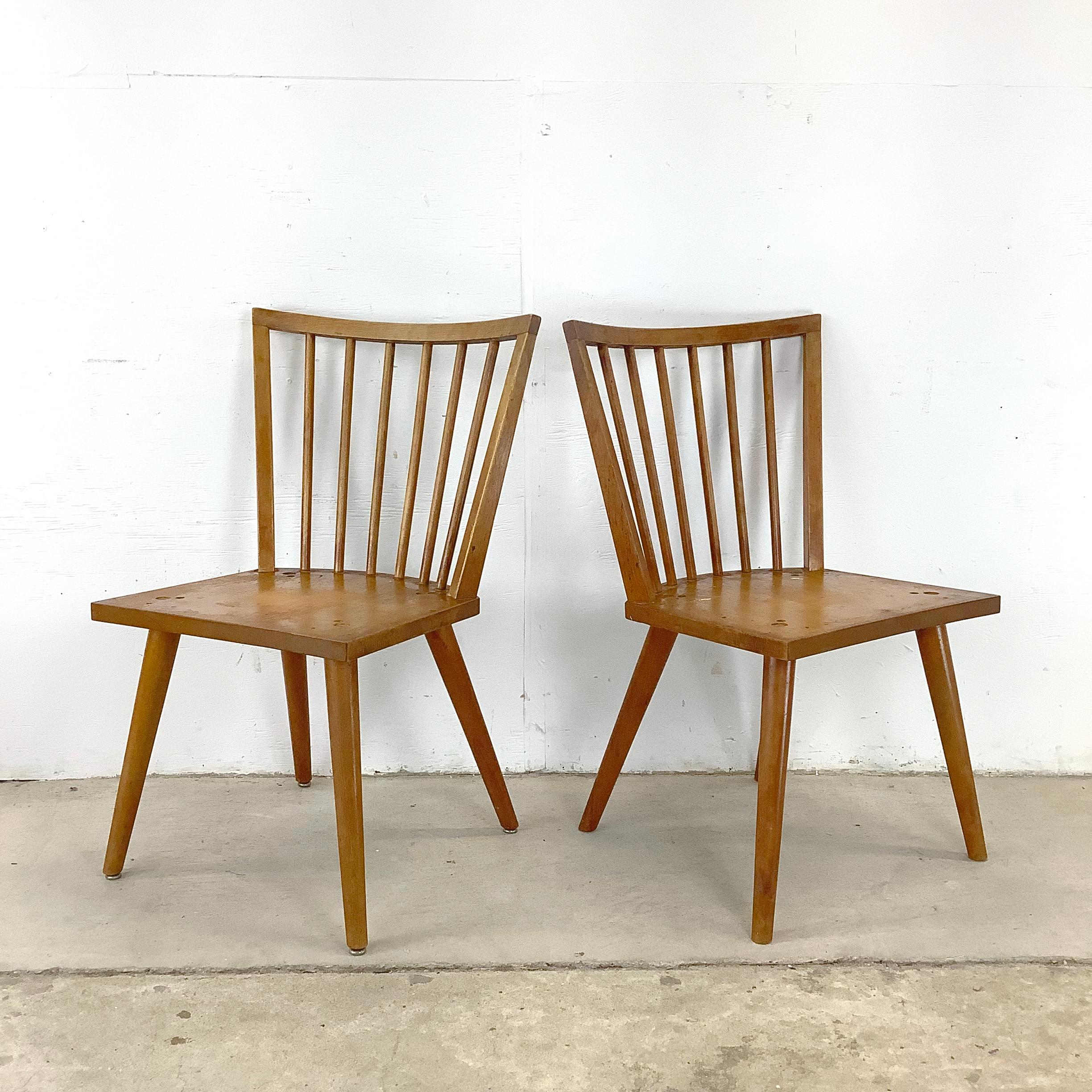 Célébrez l'art de la simplicité avec cet ensemble de quatre chaises de salle à manger en bouleau à dossier en fuseau, créé par Leslie Diamond pour Conant Ball. Chaque pièce est une étude des proportions et de l'artisanat, mettant en valeur la
