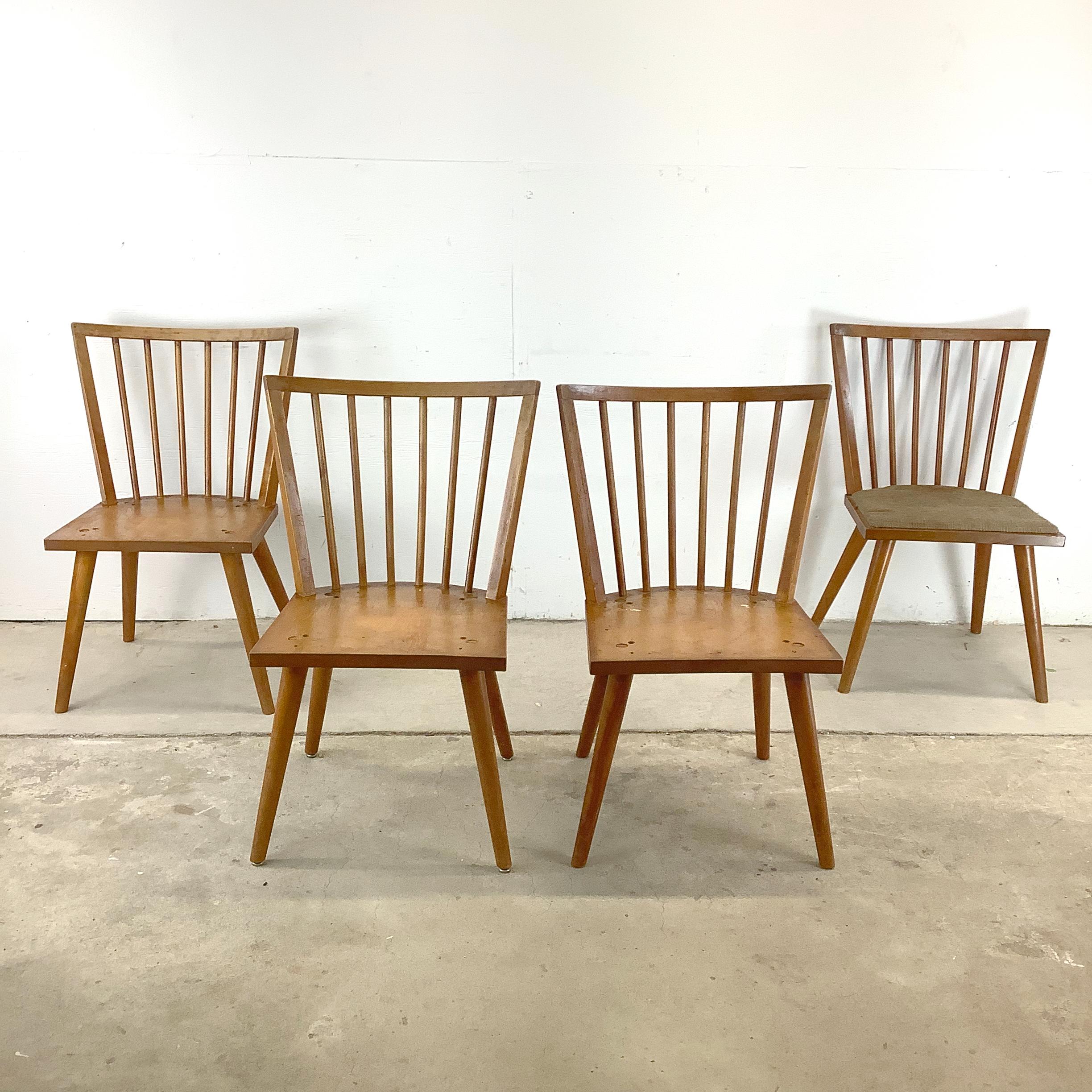 Bois Chaises de salle à manger Conant Ball du milieu du siècle - ensemble de quatre en vente