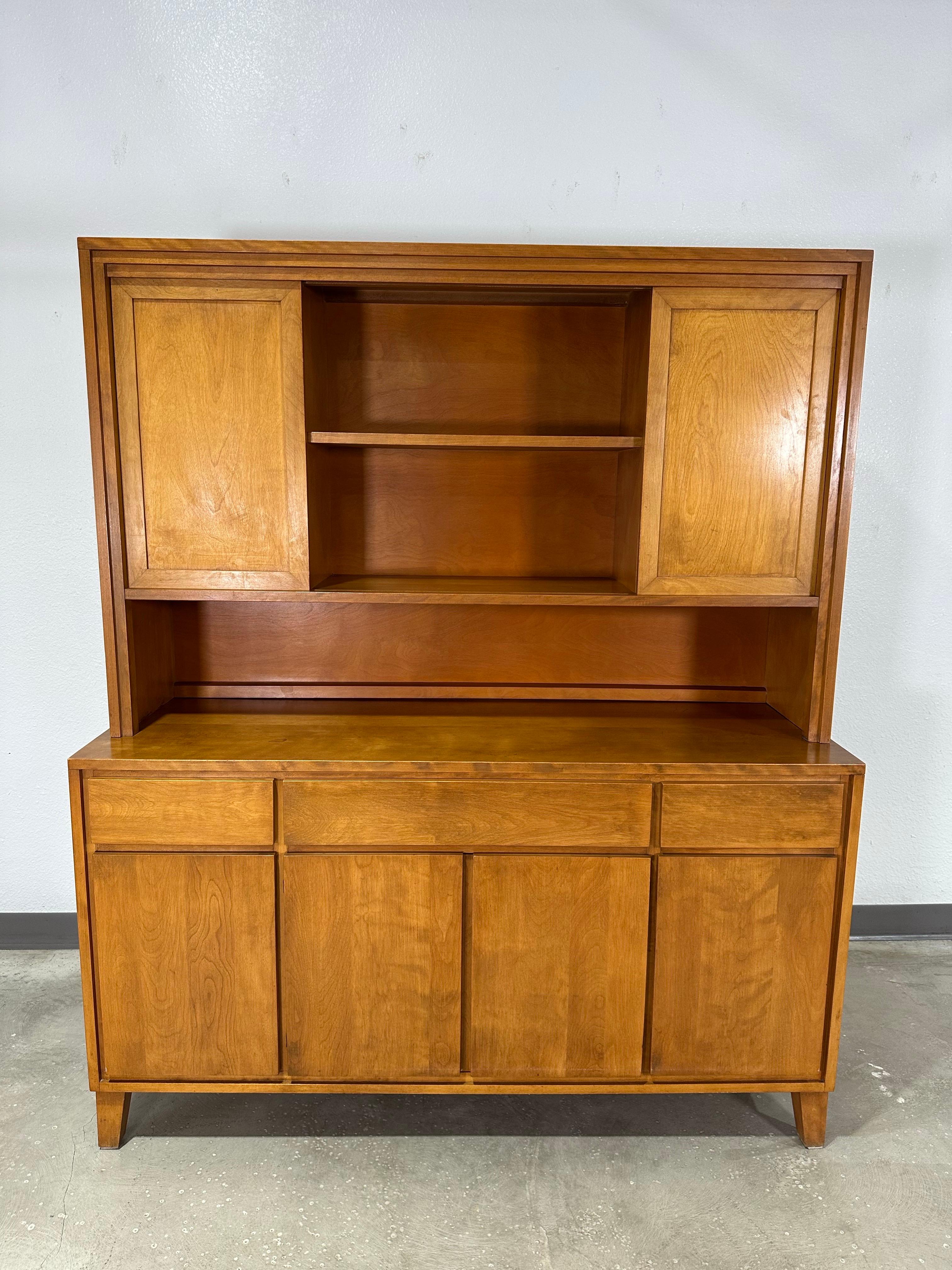 Mid Century Conant Ball Modernmates Massivholz Birke 2pc China Hutch Kabinett c.1950's (Moderne der Mitte des Jahrhunderts)